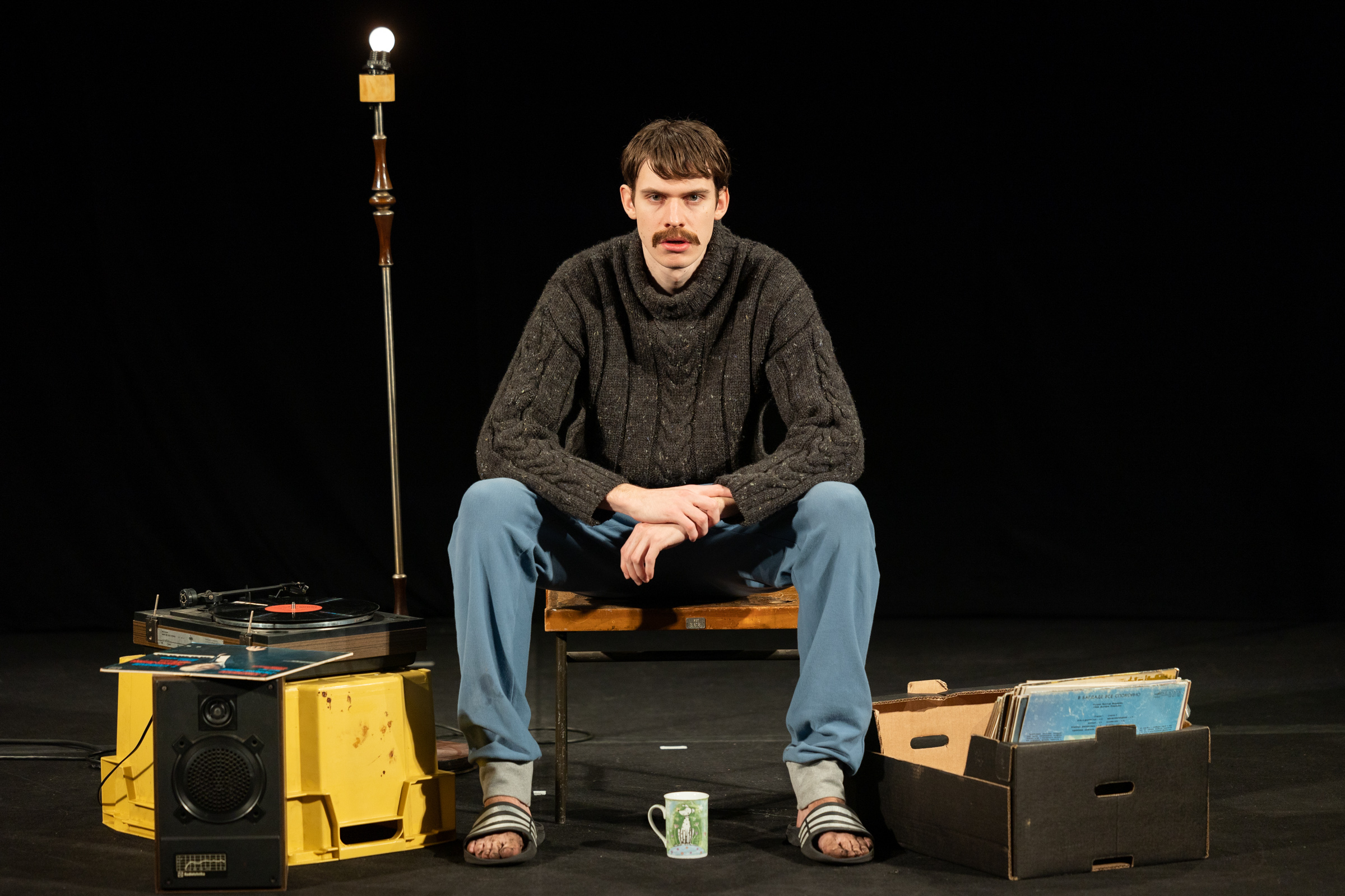 Dāvids Pētersons izrādē "Jaunie latviešu stāsti" // Foto – Jānis Deinats