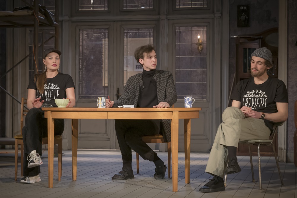 Skats no izrādes “Desmit iemeslu apciemot Kauci” // Foto – Mārtiņš Vilkārsis