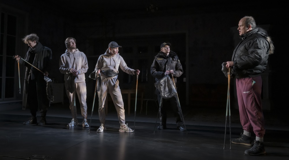 Skats no izrādes “Desmit iemeslu apciemot Kauci” // Foto – Mārtiņš Vilkārsis