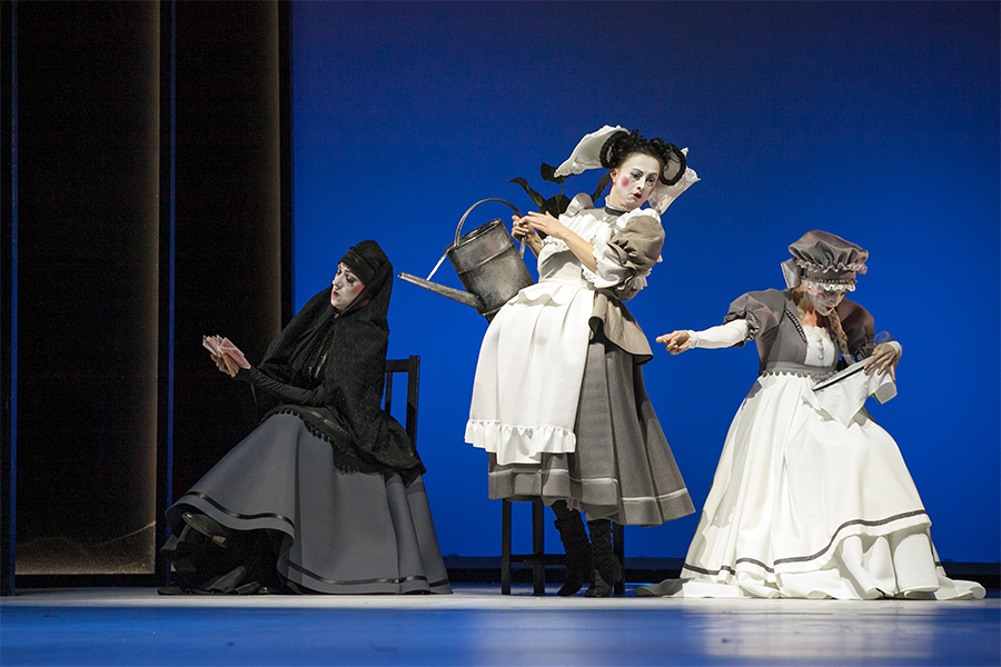 Skats no Liepājas teātra izrādes "Precības" // Foto – Ziedonis Safronovs