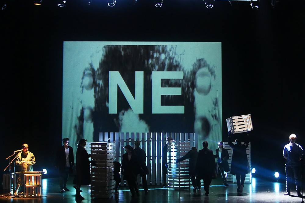 Skats no M. Čehova Rīgas Krievu teātra izrādes "Krietnais cilvēks no Sečuānas" // Foto – Katrīna Neiburga