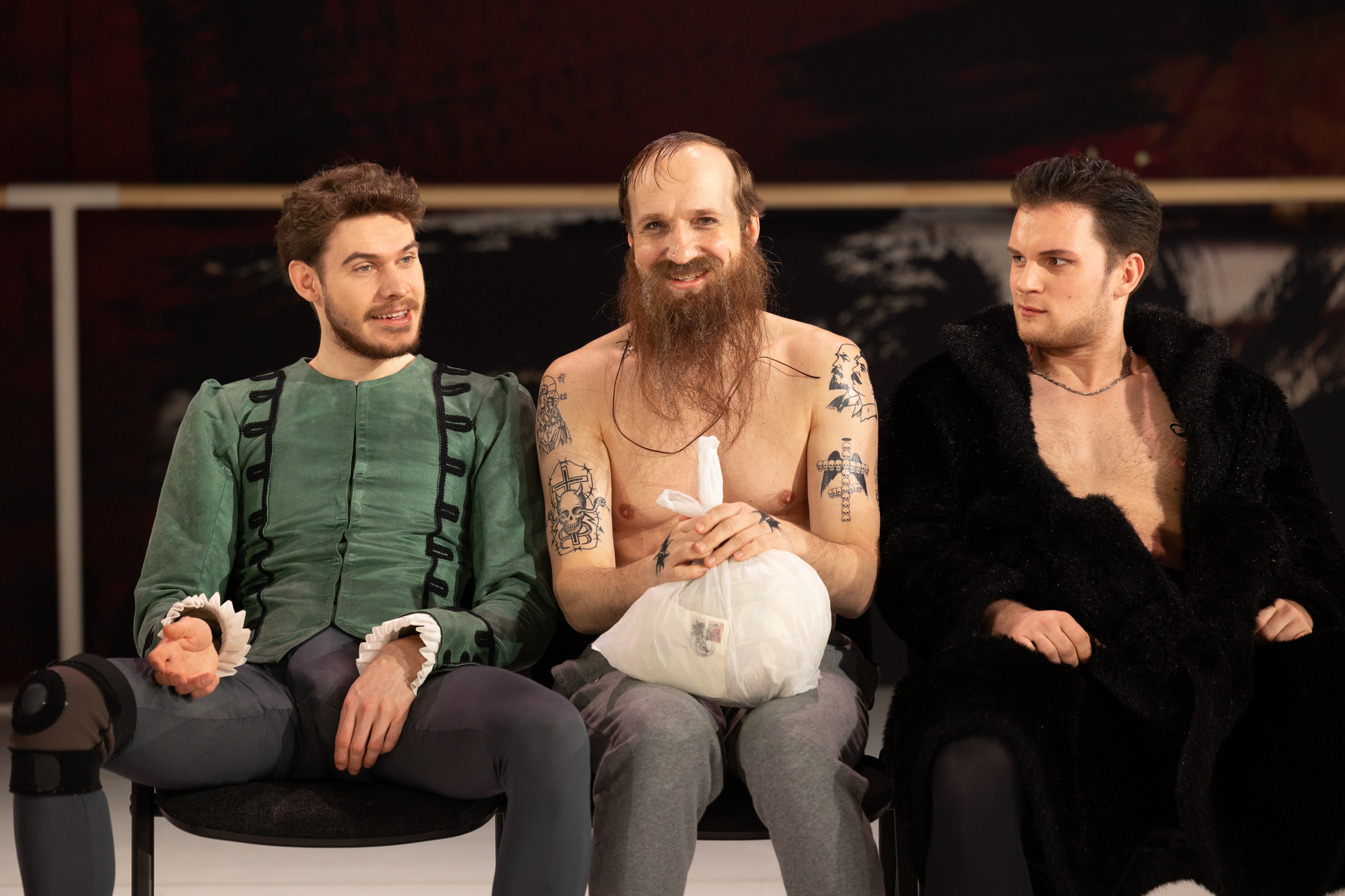 Skats no JRT izrādes "Melnais gulbis" (2024, rež. Alvis Hermanis). Centrā: Dostojevskis/Miškins – Kaspars Znotiņš // Foto – Jānis Deinats