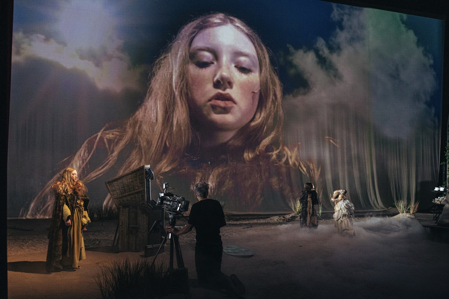 Skats no teātra "NTGent" (Beļģija) izrādes "Mēdejas bērni" (rež. Milo Rau) // Foto – Michiel Devijver