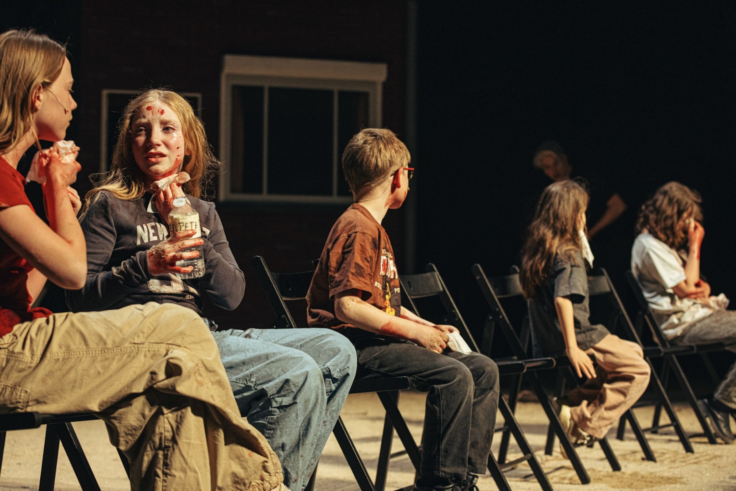 Skats no teātra "NTGent" (Beļģija) izrādes "Mēdejas bērni" (rež. Milo Rau) // Foto – Michiel Devijver