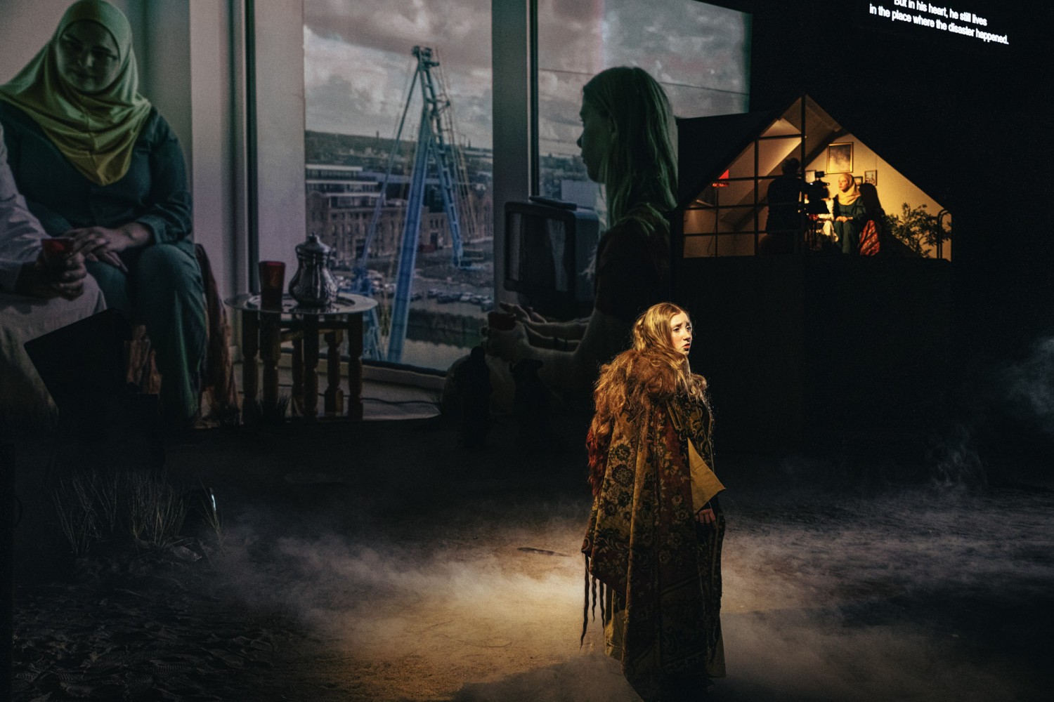 Skats no teātra "NTGent" (Beļģija) izrādes "Mēdejas bērni" (rež. Milo Rau) // Foto – Michiel Devijver