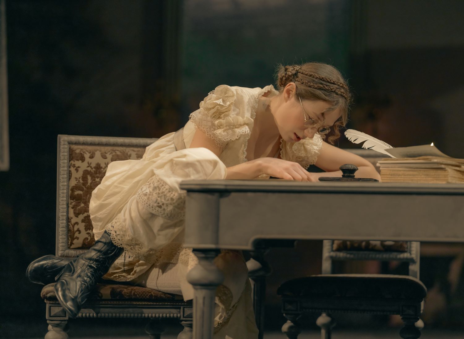 Skats no JRT izrādes "Arkādija" (2024, rež. Alvis Hermanis). Evelīna Priede – Tomasīna Kaverlija // Foto – Jānis Deinats