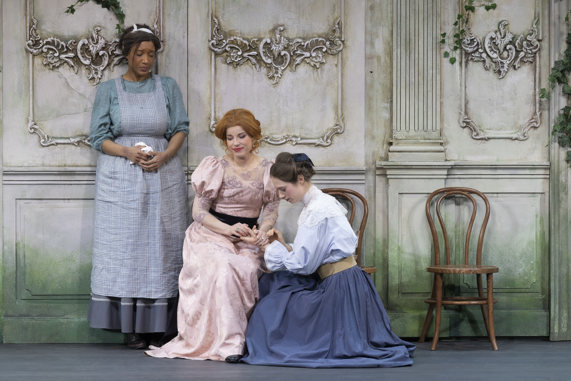 Skats no JRT izrādes "Mazās lapsas" (2025, rež. Kristīne Krūze). Adija – Aminata Grieta Diarra, Bērdija Habarde – Jana Čivžele, Evelīna Priede – Aleksandra Gidensa // Foto – Jānis Deinats