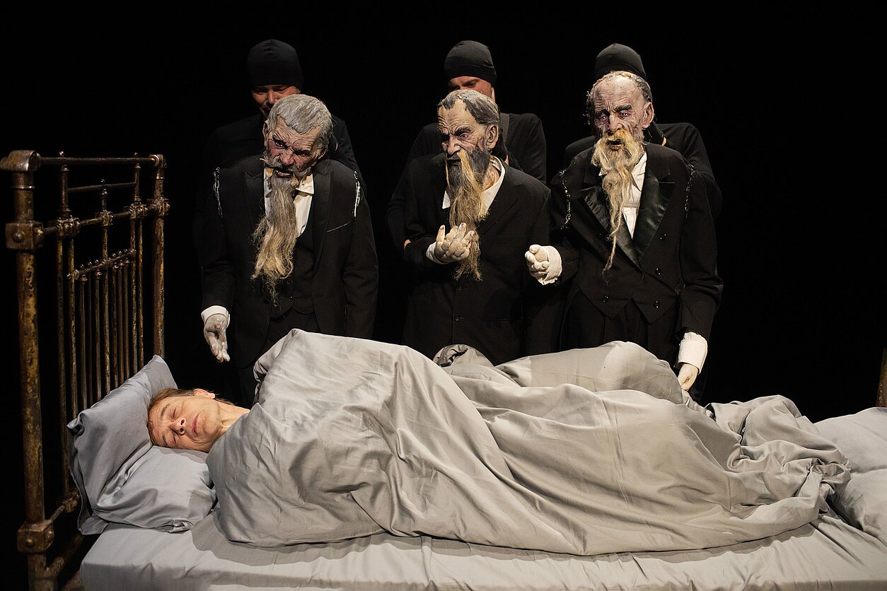 Skats no Kauņas Nacionālā Drāmas teātra izrādes “Kartotēka” (rež. Gintars Varns, 2024) // Foto - Svetlana Batura