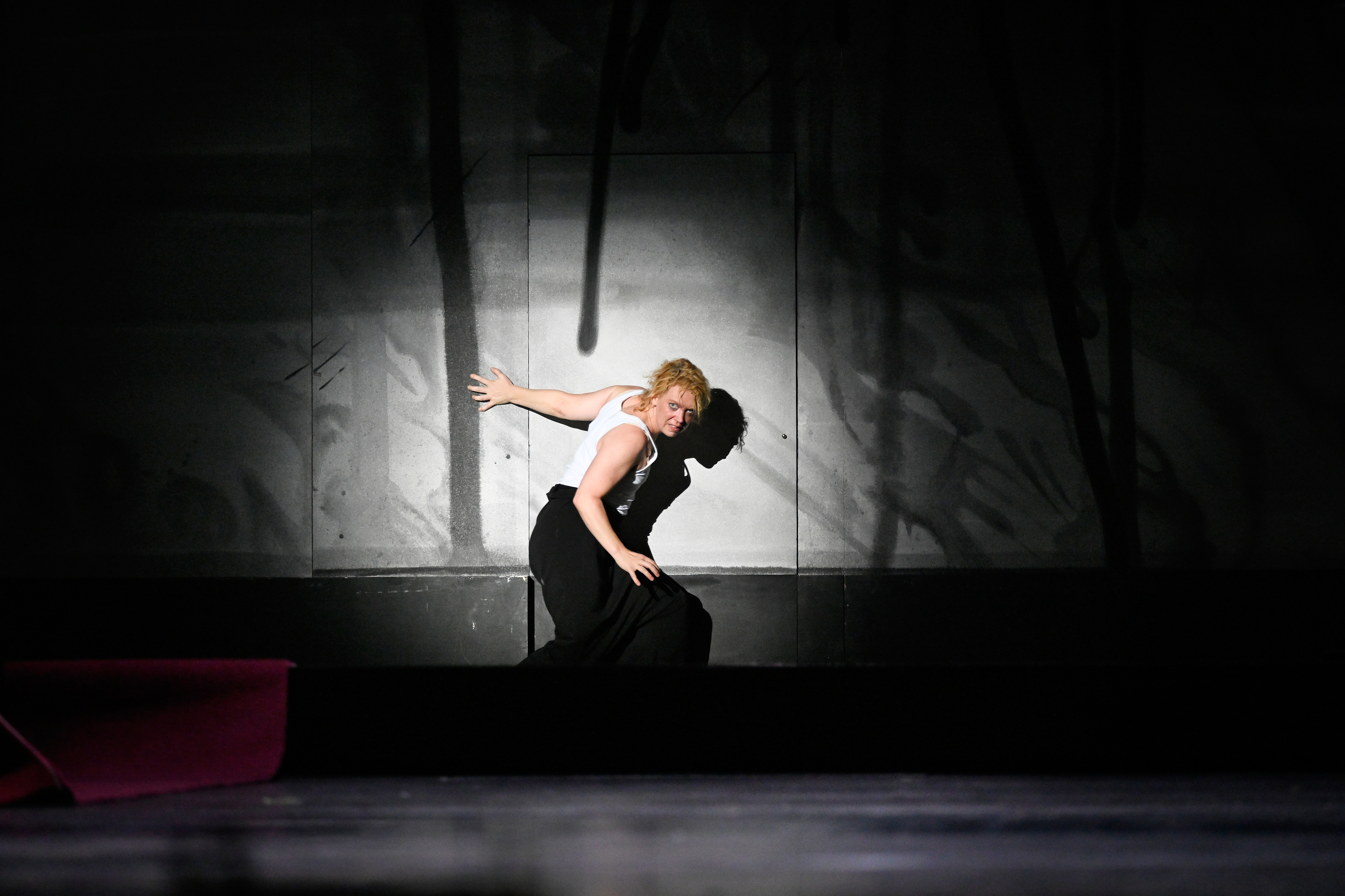 Skats no aktrises Lēnas Bekmanes monoizrādes "Laios" izrāžu ciklā "Antropolis" Hamburgas "Schauspielhaus"  // Foto – Thomas Aurin