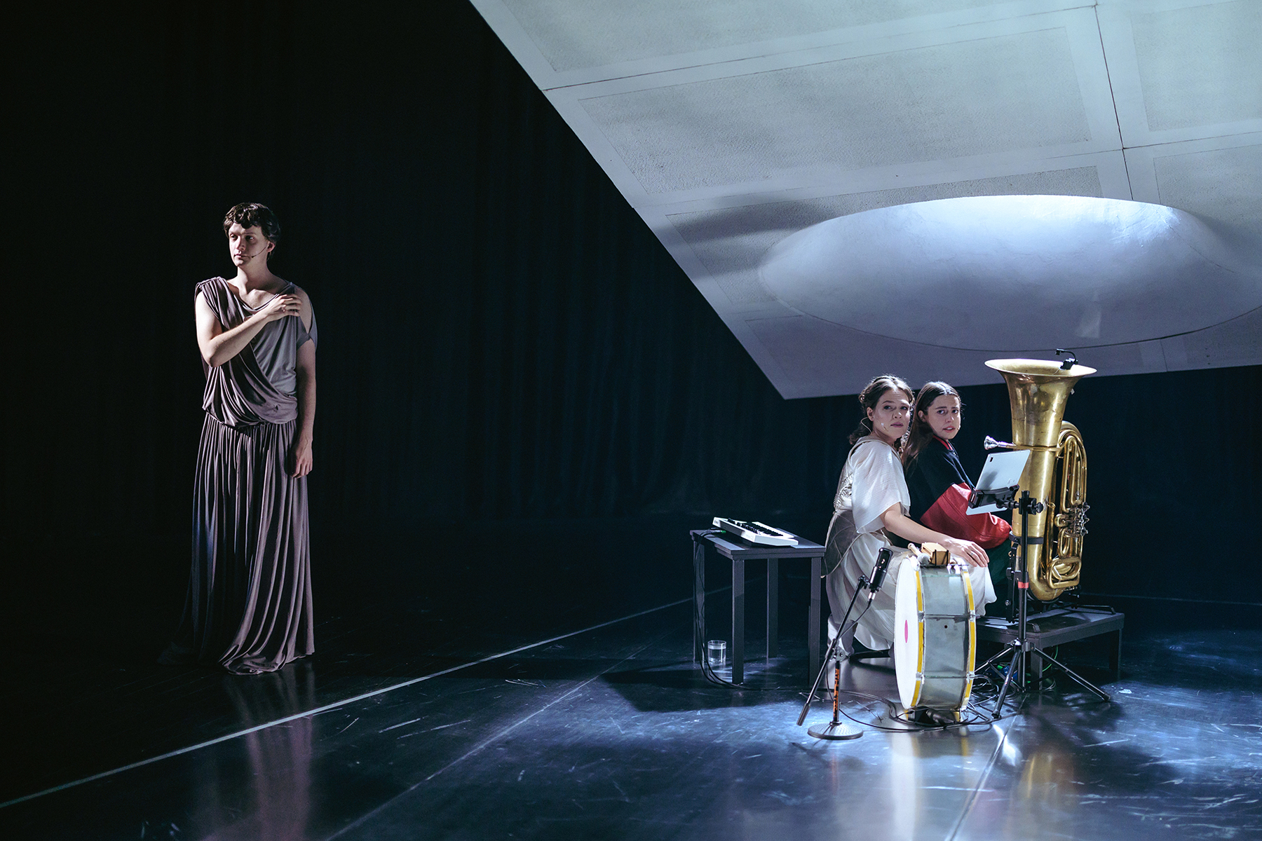 Skats no Varšavas Gustava Holoubka teātra (Polija) izrādes “Antigone Molenbēkā” (rež. Anna Smolara) // Foto – Karolina Jóźwiak