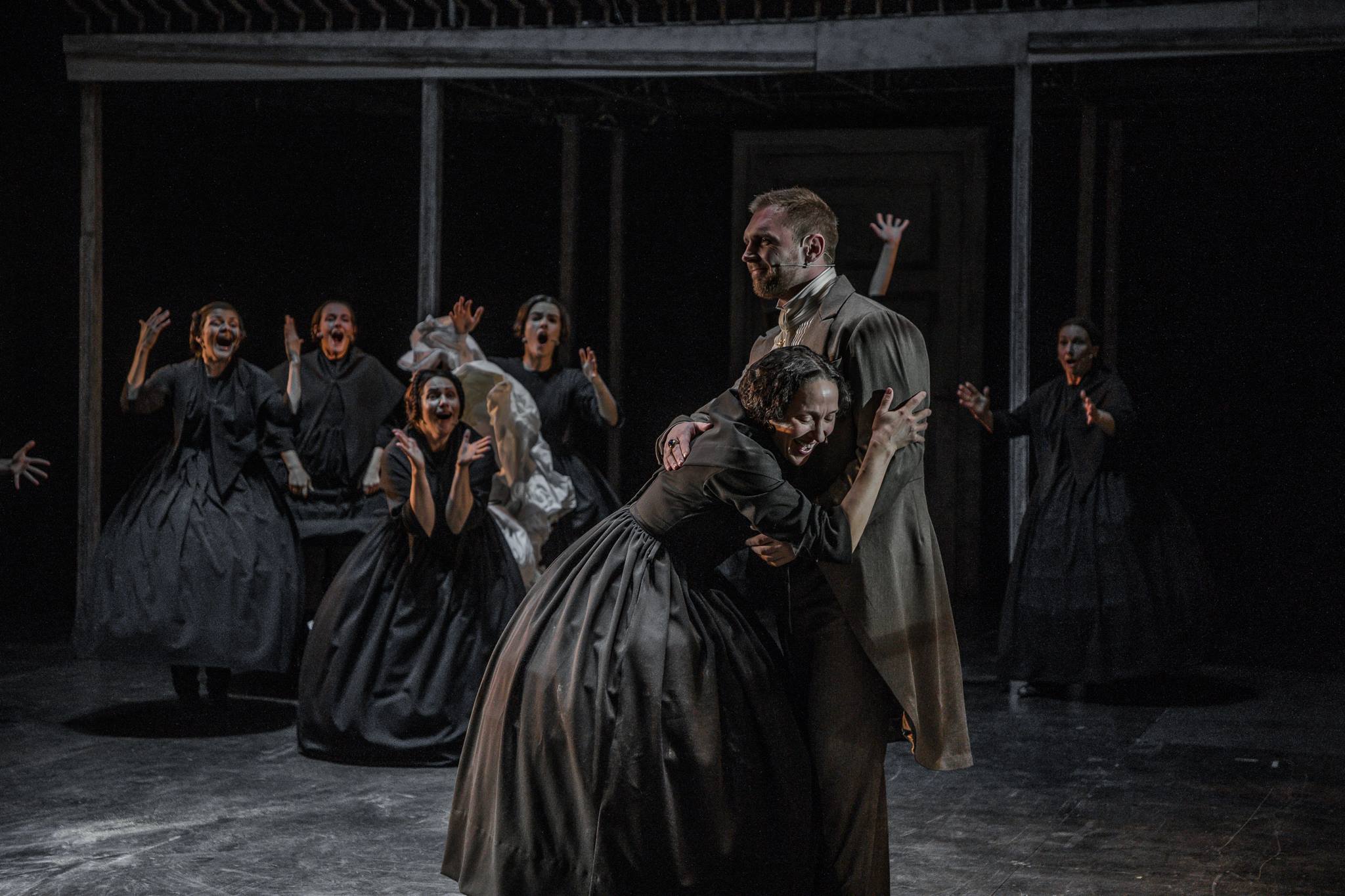 Skats no LT izrādes "Purva bridējs ugunī" (2019, rež. R. Vaivars) // Foto – Justīne Grinberga