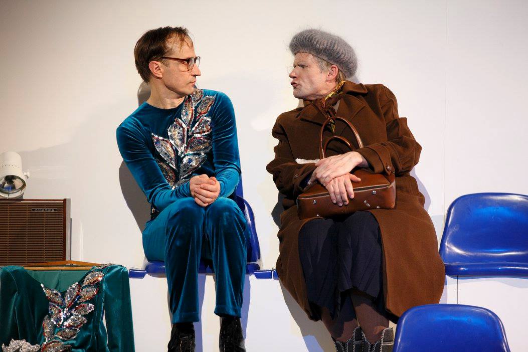 Kaspars Znotiņš – Vlads, Vilis Daudziņš – Ome izrādē "Cerību ezers aizsalis" (JRT, rež. Vladislavs Nastavševs) // Foto – Ansis Starks