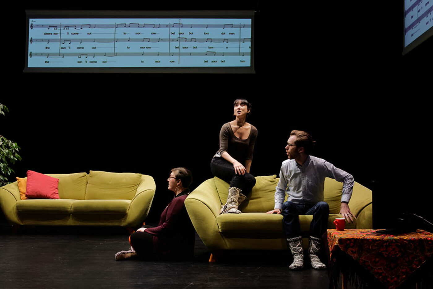 Skats no režisores Annijas Dorsenas izrādes "Vakardiena rītdien" ("Yesterday Tomorrow", 2015) // Foto – Alexandre Schlub