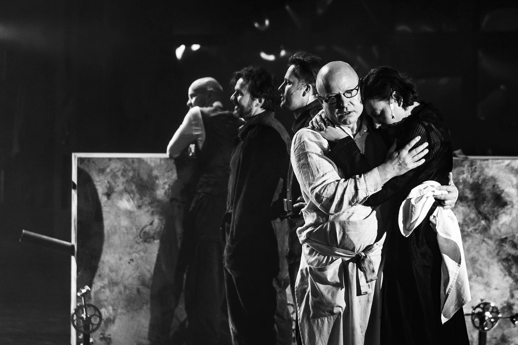 Skats no DT izrādes "Trīs draugi" (2021, rež. R. Vaivars) mēģinājuma // Foto – Marko Rass