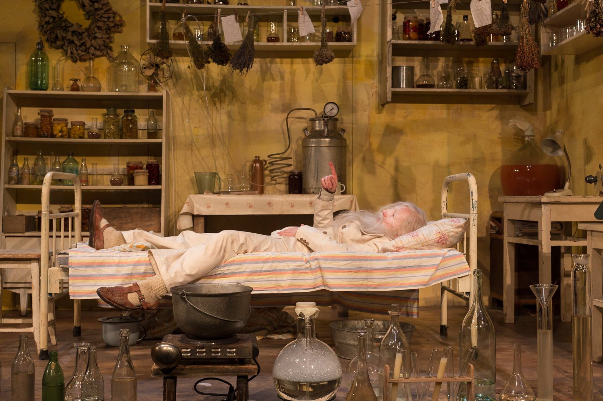 Skats no izrādes "Dieviņš pillā" // Foto – Jānis Deinats