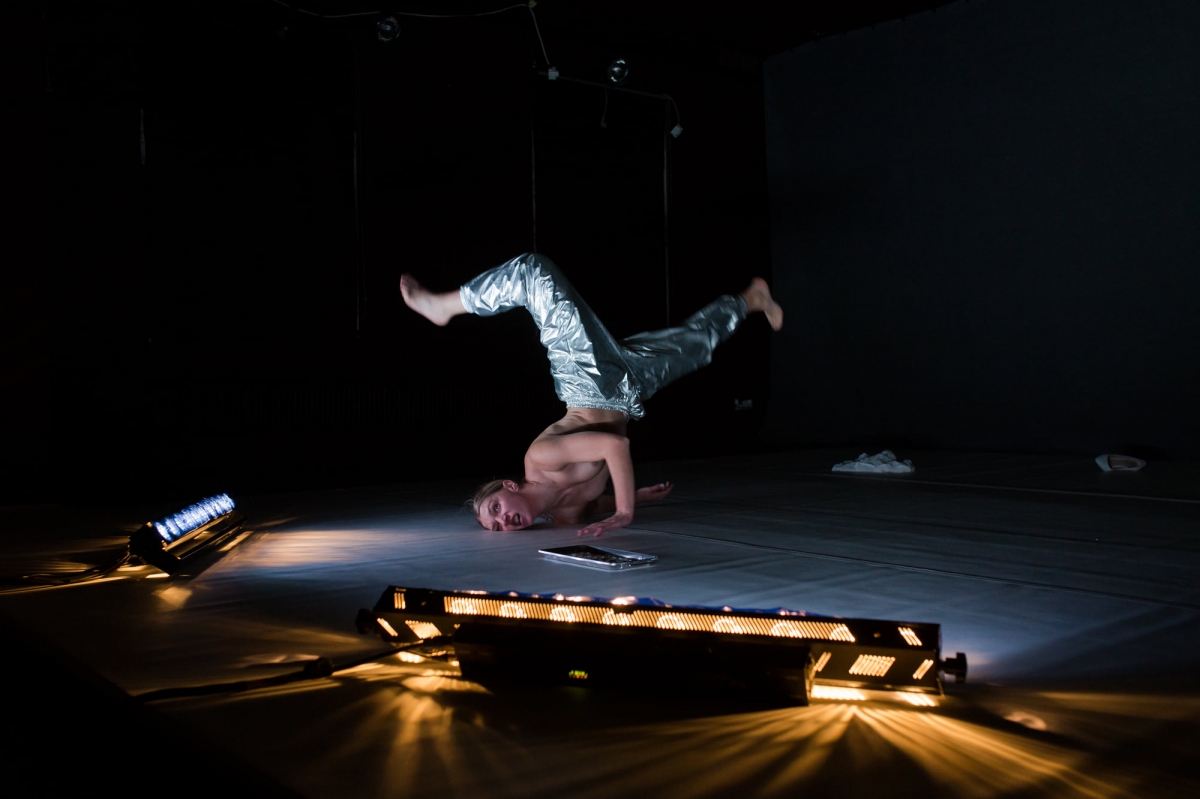 Skats no Agnietes Lisičkinaites dejas izrādes “Rokas augšā” // Foto – Gintarė Žaltauskaitė