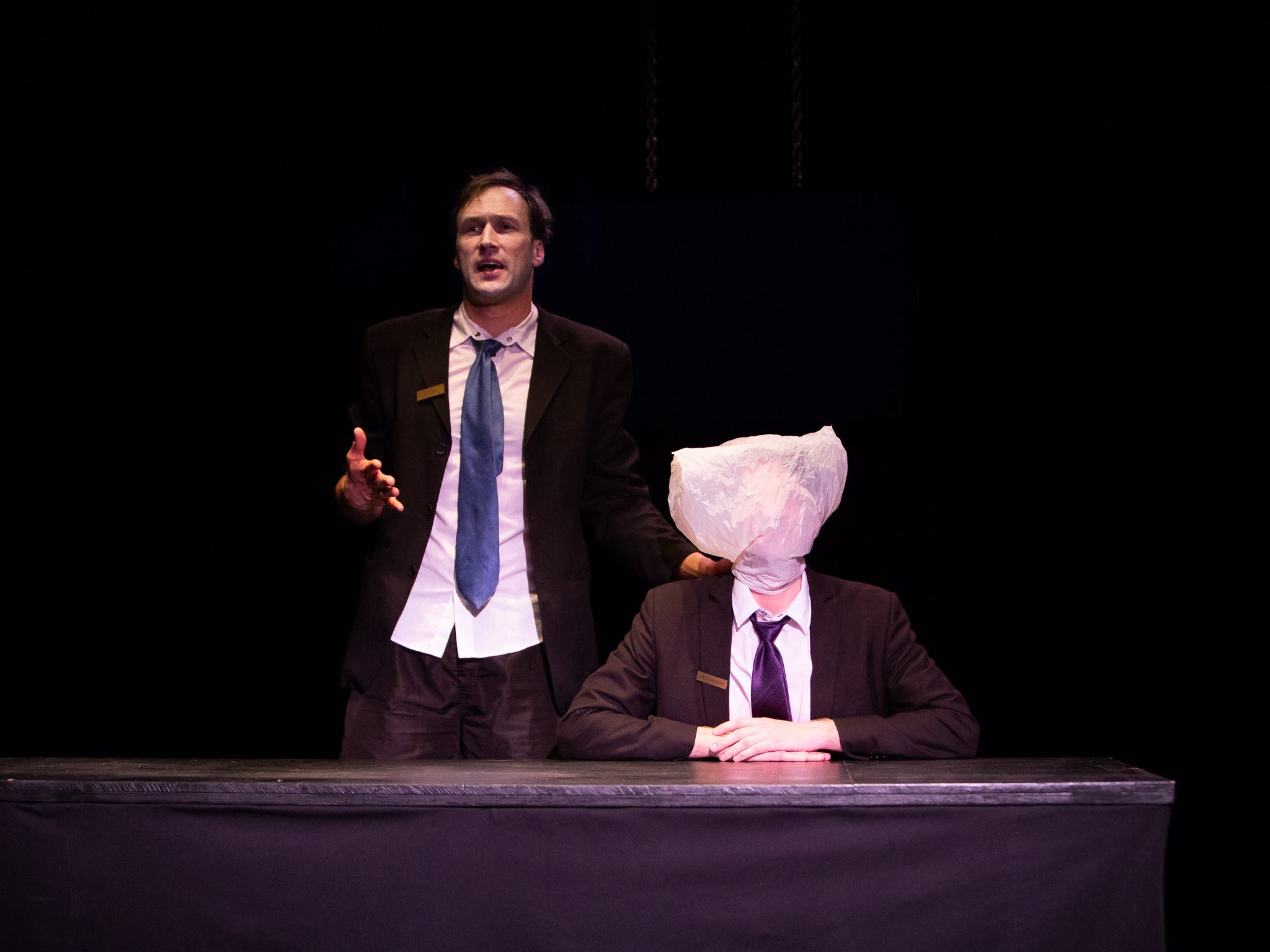 Ivars Krasts un Armands Berģis izrādē "Dzimumzīme" // Foto – Alfrēds Ulmanis