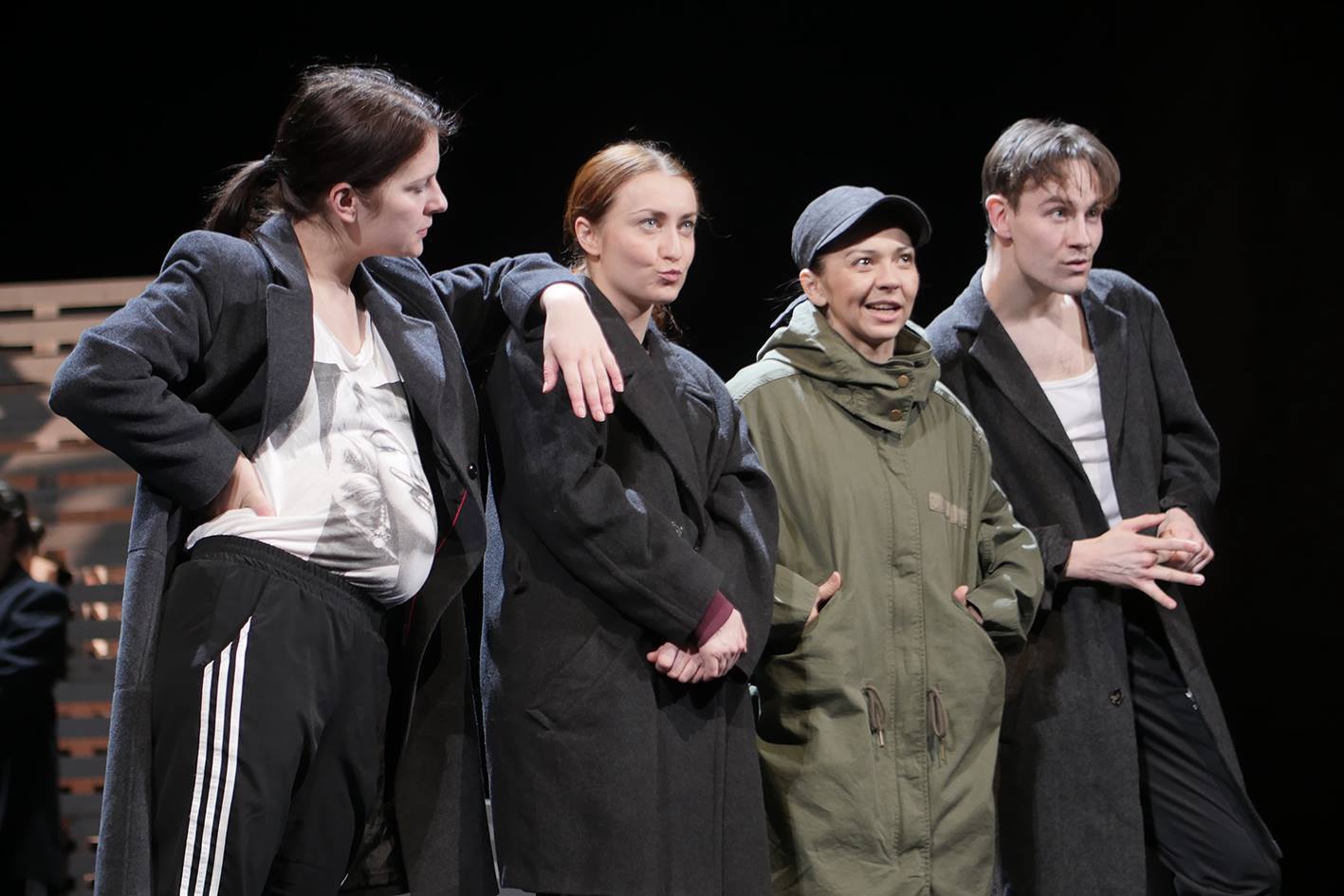 Jana Herbsta, Jana Ļisova, Jekaterina Frolova un Maksims Busels izrādē "Krietnais cilvēks no Sečuānas" (2017) // Foto – Katrīna Neiburga