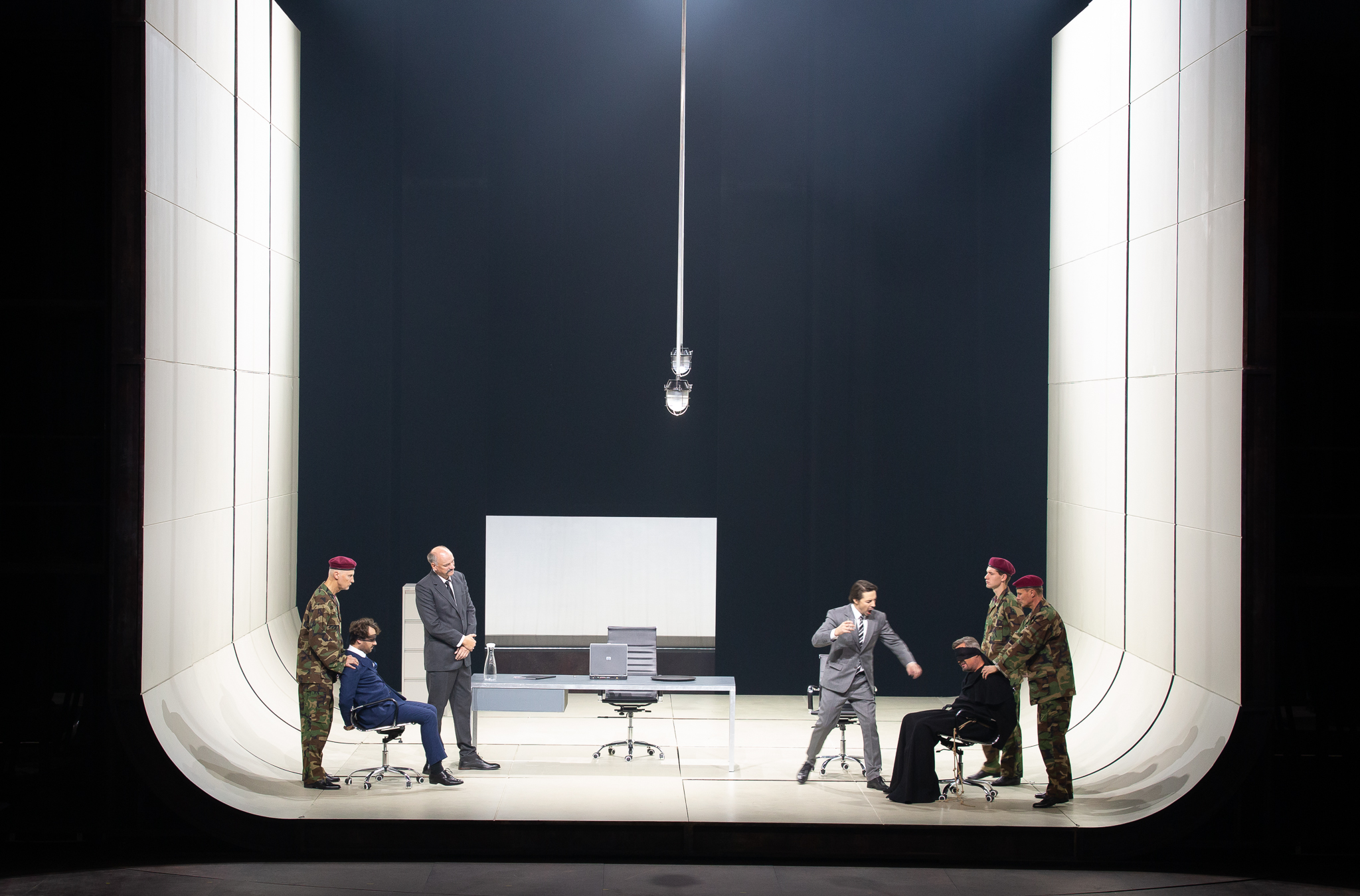 Skats no operas "Simons Bokanegra" izrādes // Foto – Agnese Zeltiņa