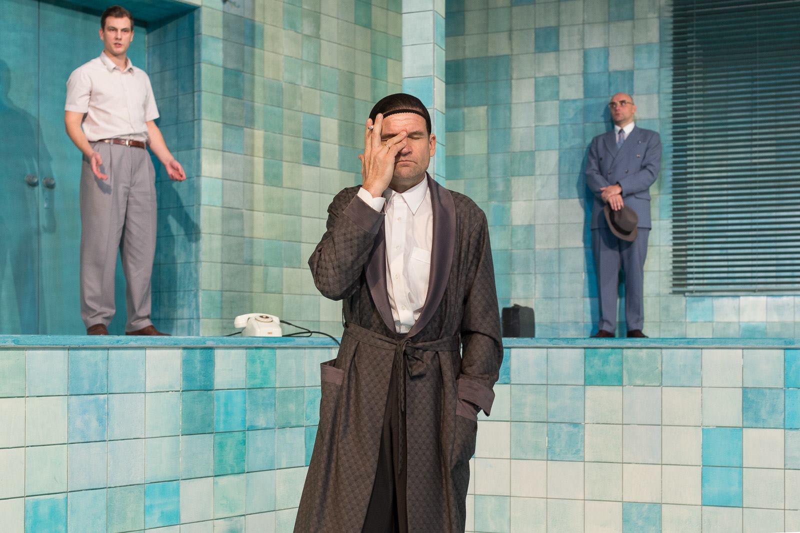 Skats no izrādes "Jaunības putns ar saldo balsi". Cetrā: Boss Finlijs – Vilis Daudziņš // Foto – Jānis Deinats