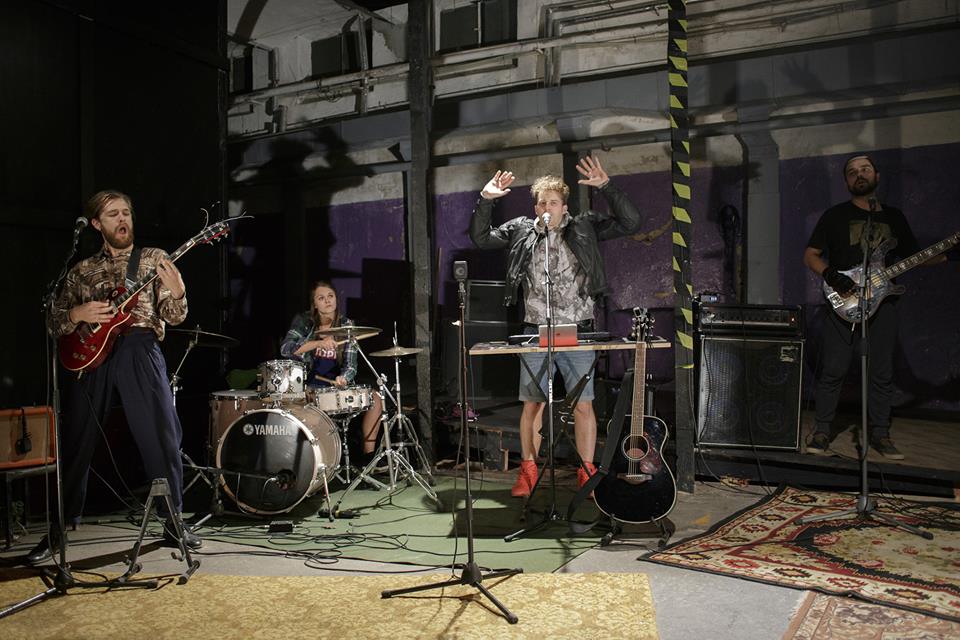 Skats no teātra trupas KVADRIFRONS izrādes "Pavasaris" (rež. A. Goigelina) // Publicitātes foto