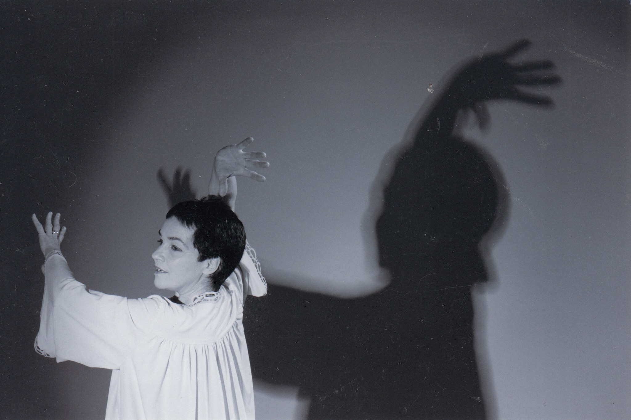 Aktrise Marīna Janaus izrādē "Akmens eņģelis" (1998) // Foto – Jānis Deinats