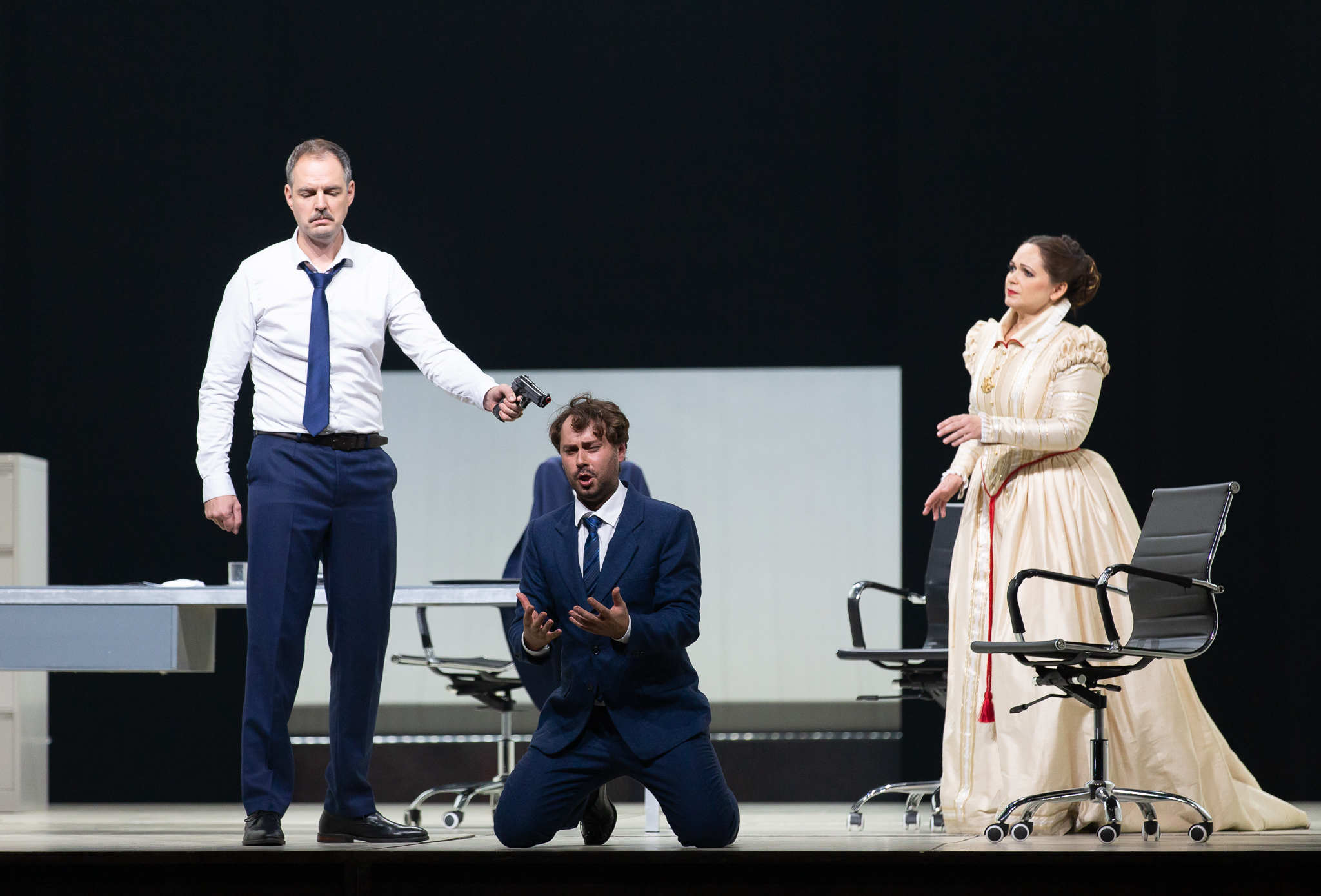 Simons Bokanegra – Rinalds Kandalincevs, Gabriele Adorno – Mihails Čuļpajevs, Amēlija Grimaldi/Marija – Tatjana Trenogina // Foto – Agnese Zeltiņa