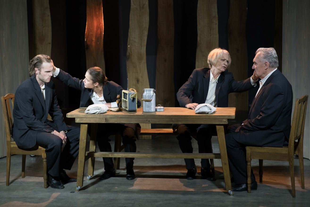 Jānis jaunībā – Kaspars Aniņš, Veronika jaunībā – Madara Botmane, Veronika vecumdienās – Lolita Cauka, Jānis vecumdienās – Uldis Dumpis // Foto – Kristaps Kalns