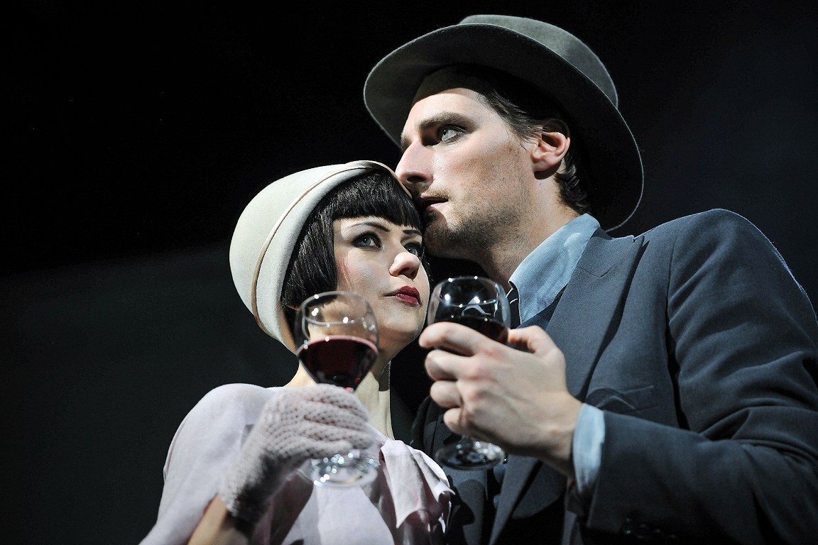 Skats no NT izrādes "Sieviete" // Foto – Kristaps Kalns