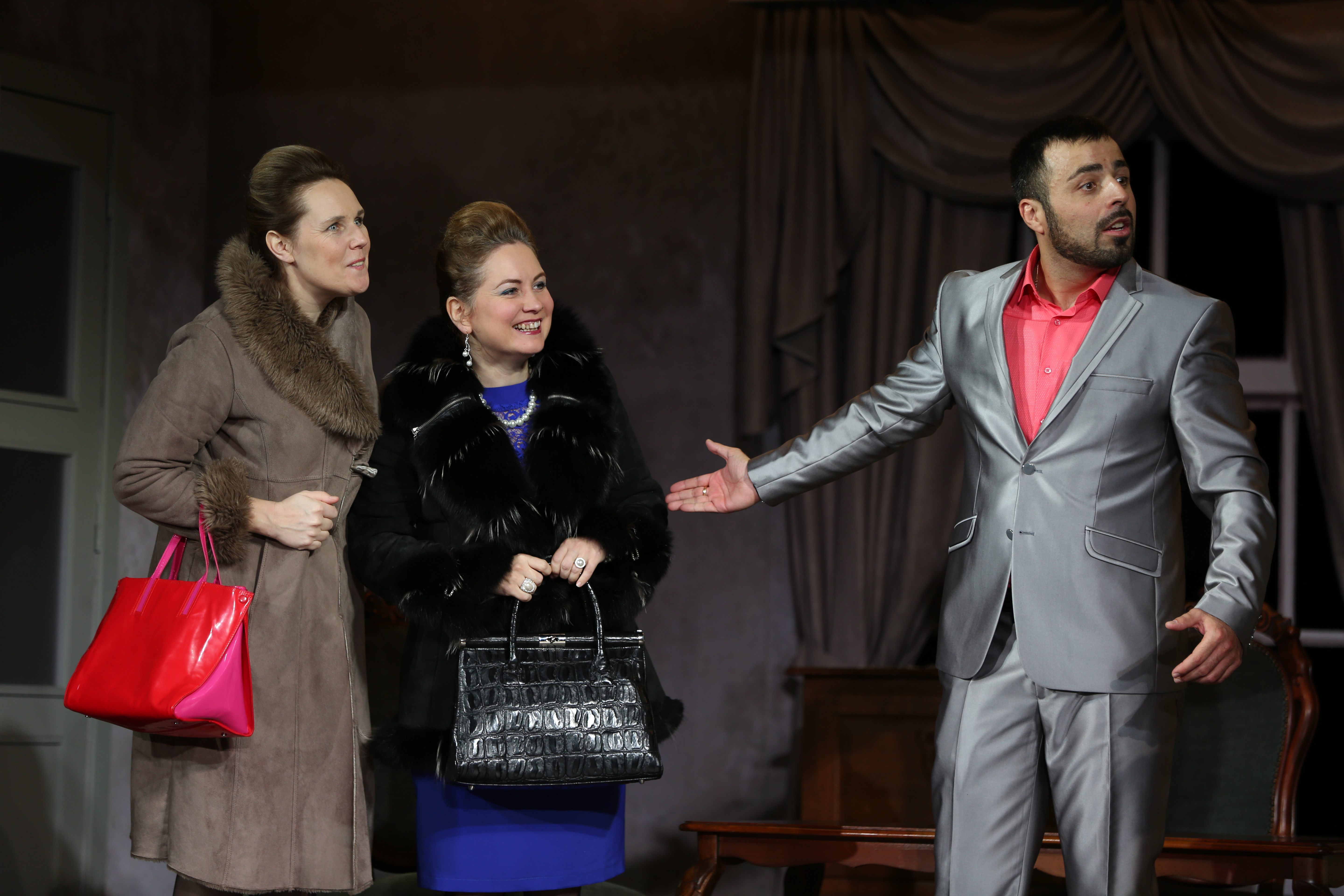 Anita Zača – Līga Ivanova, Sanita Kača – Kristīne Veinšteina, Adriano Romano – Roberto Meloni // Foto – Džeina Saulīte