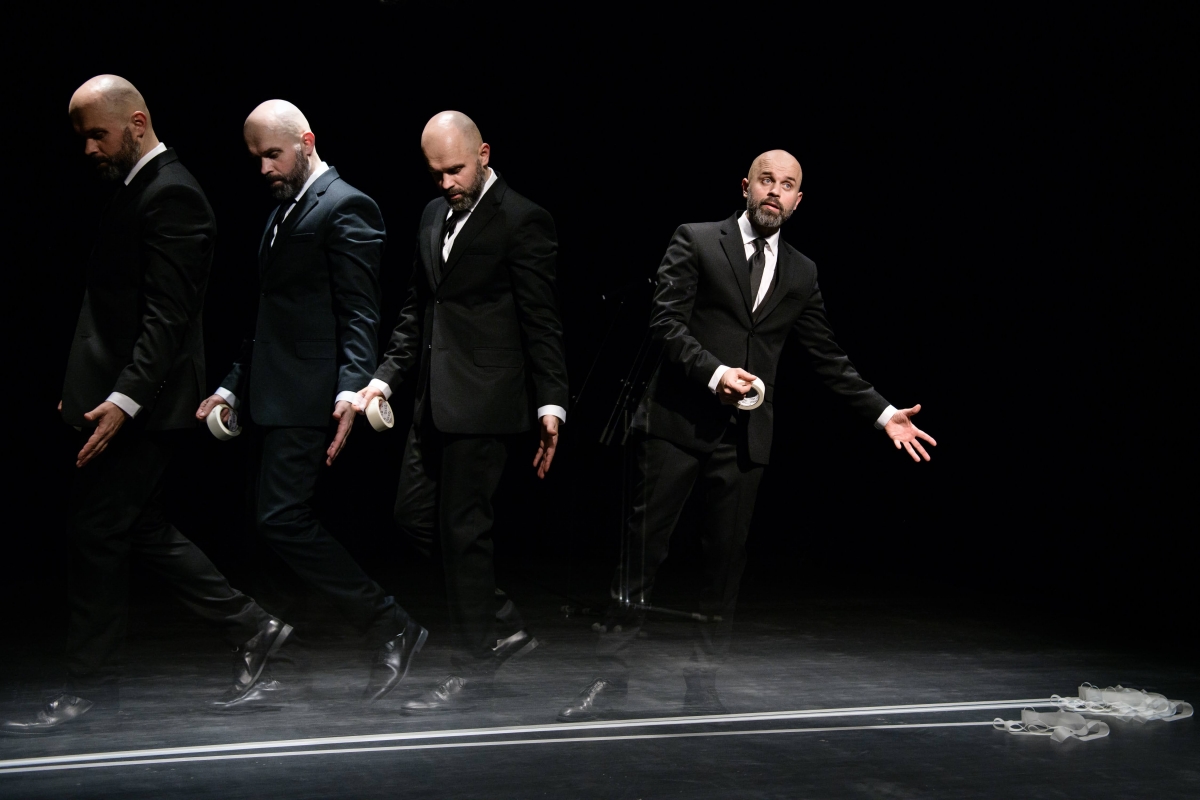 Skats no "Atvērtā apļa" ("Atviras ratas") teātra izrādes “PRAeis” // Foto – Laura Vansevičienė