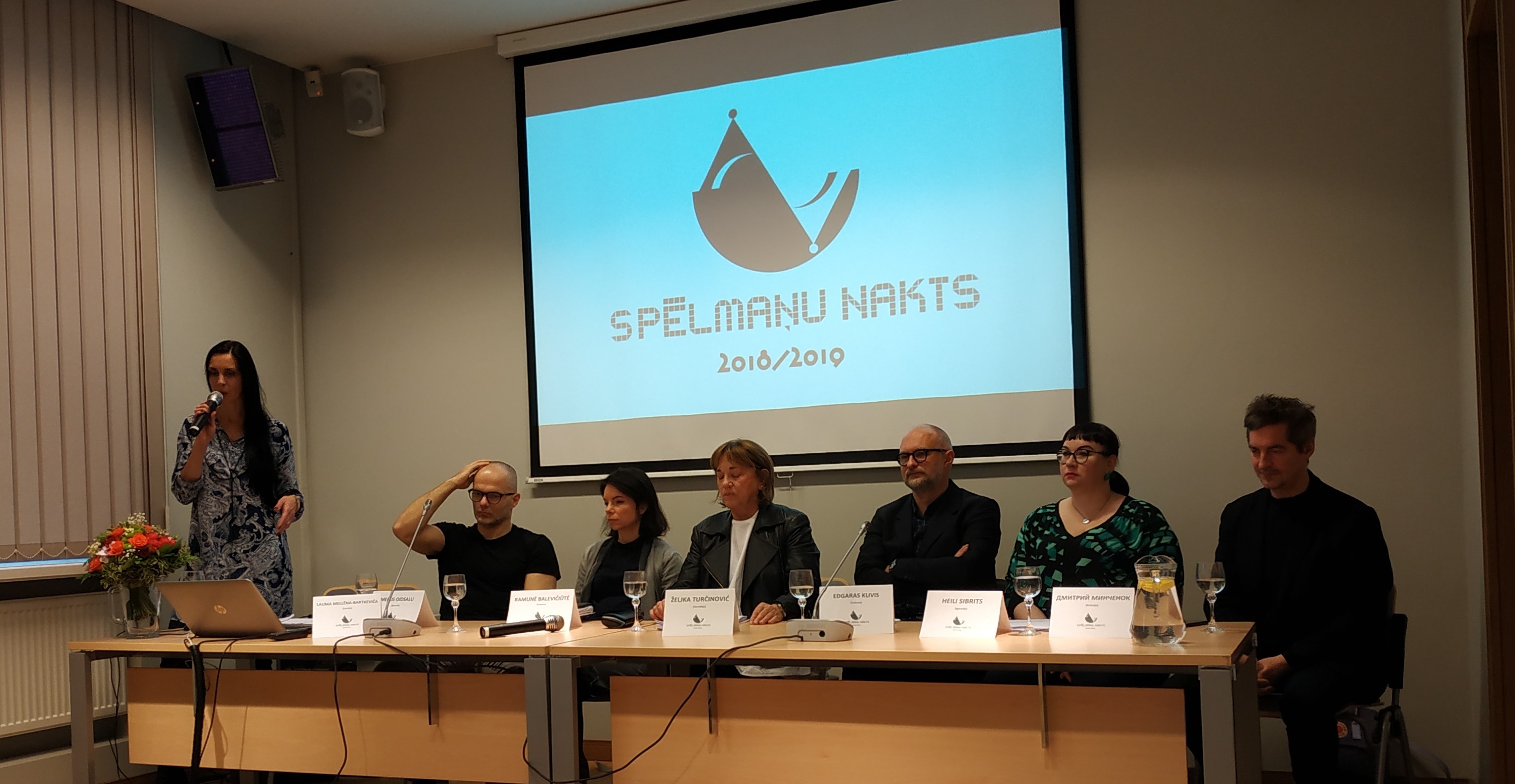 "Spēlmaņu nakts 2019" skates noslēguma diskusija Eiropas Savienības mājā. No kreisās: moderatore Lauma Mellēna-Bartkeviča, Mēliss Oidsalu (Igaunija), Ramune Balevičiūte (Lietuva), Žeļka Turčinoviča (Horvātija), Edgars Klivis (Lietuva), Heili Sibritsa (Igaunija), Dmitrijs Minčonoks (Krievija).   