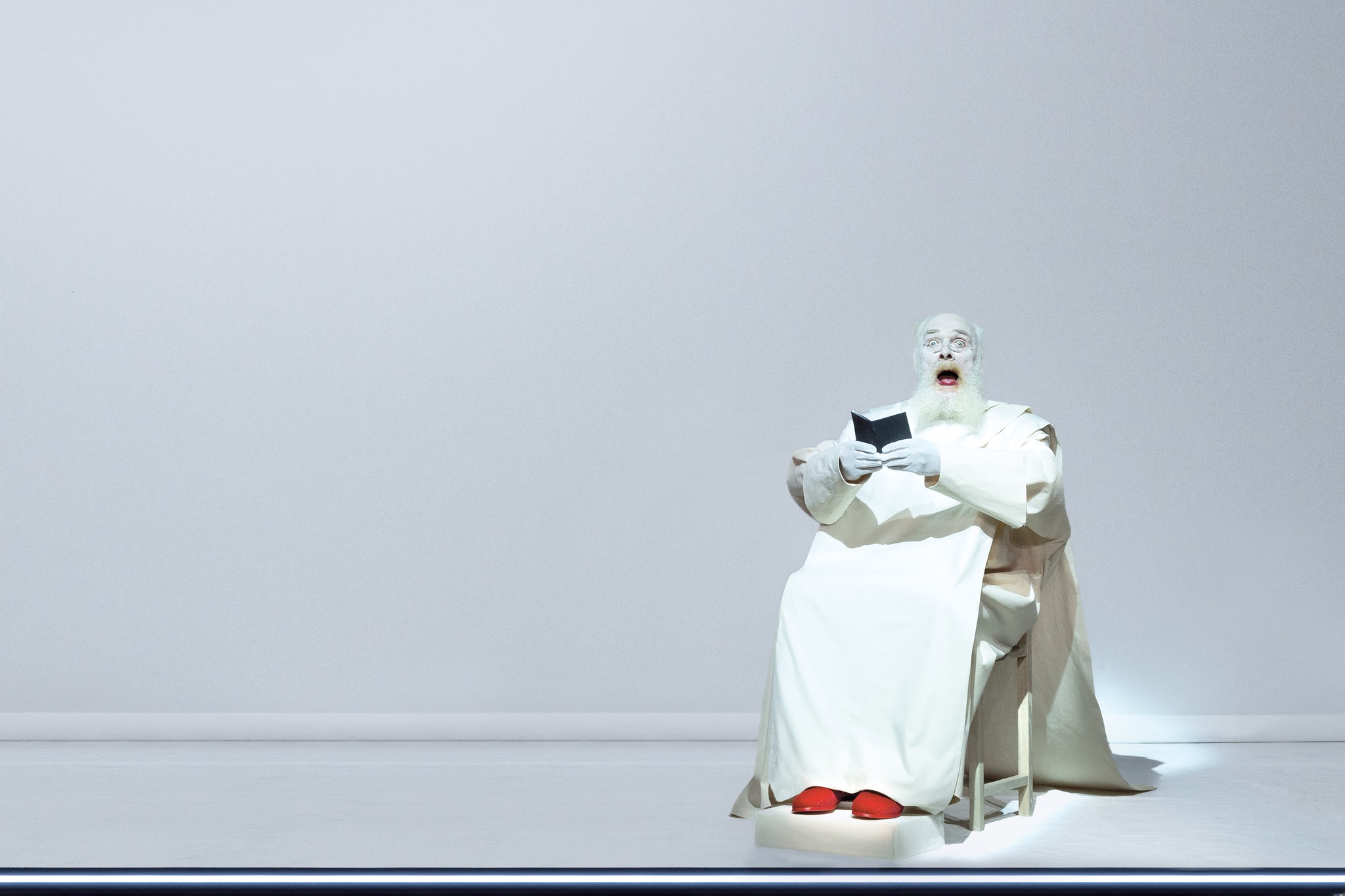 Skats no Roberta Vilsona izrādes "Septiņas vientulības" Nacionālajā Kauņas Drāmas teatrī // Foto – Lucy Jansch