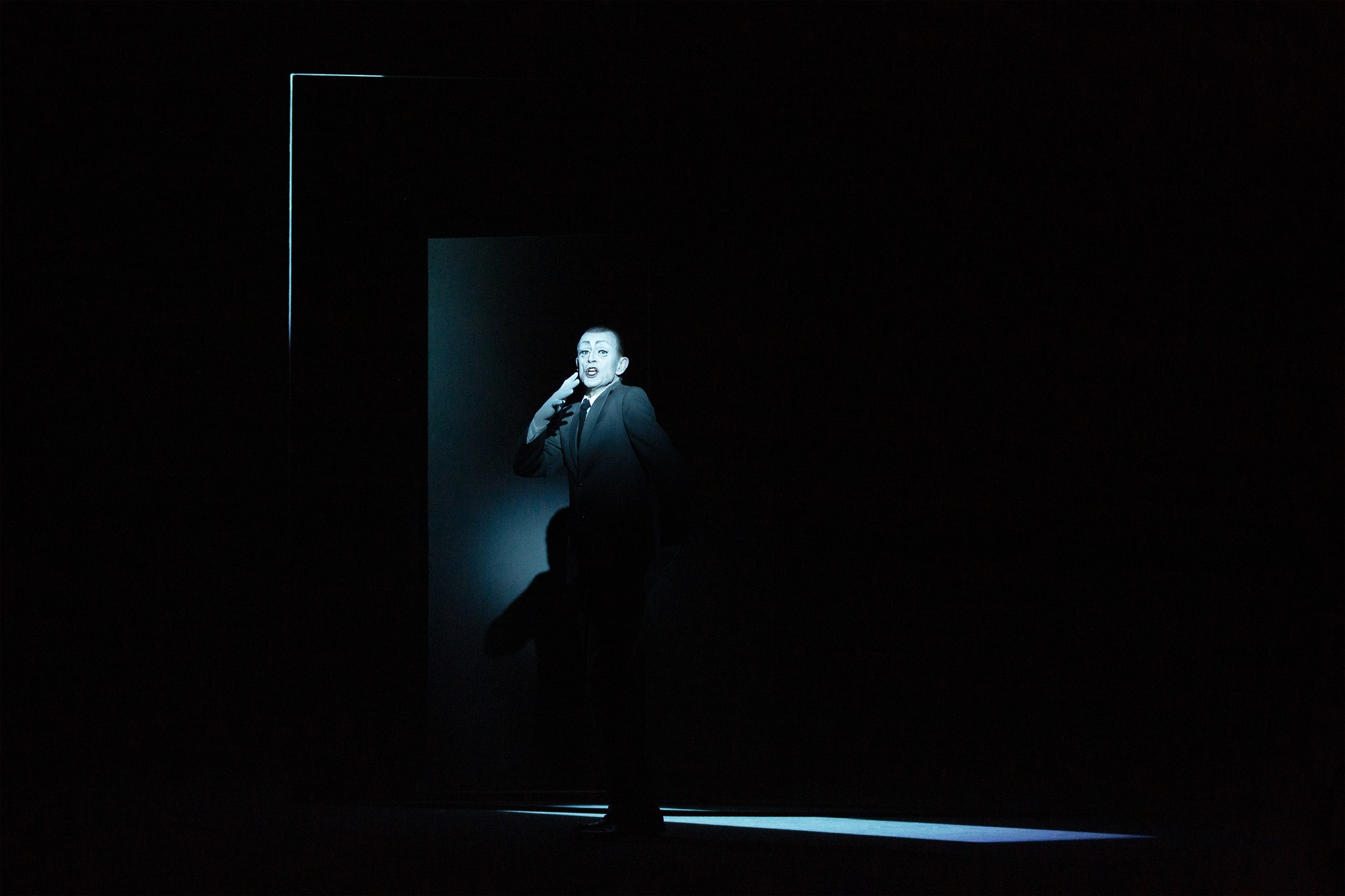 Skats no Roberta Vilsona izrādes "Septiņas vientulības" Nacionālajā Kauņas Drāmas teatrī // Foto – Lucy Jansch