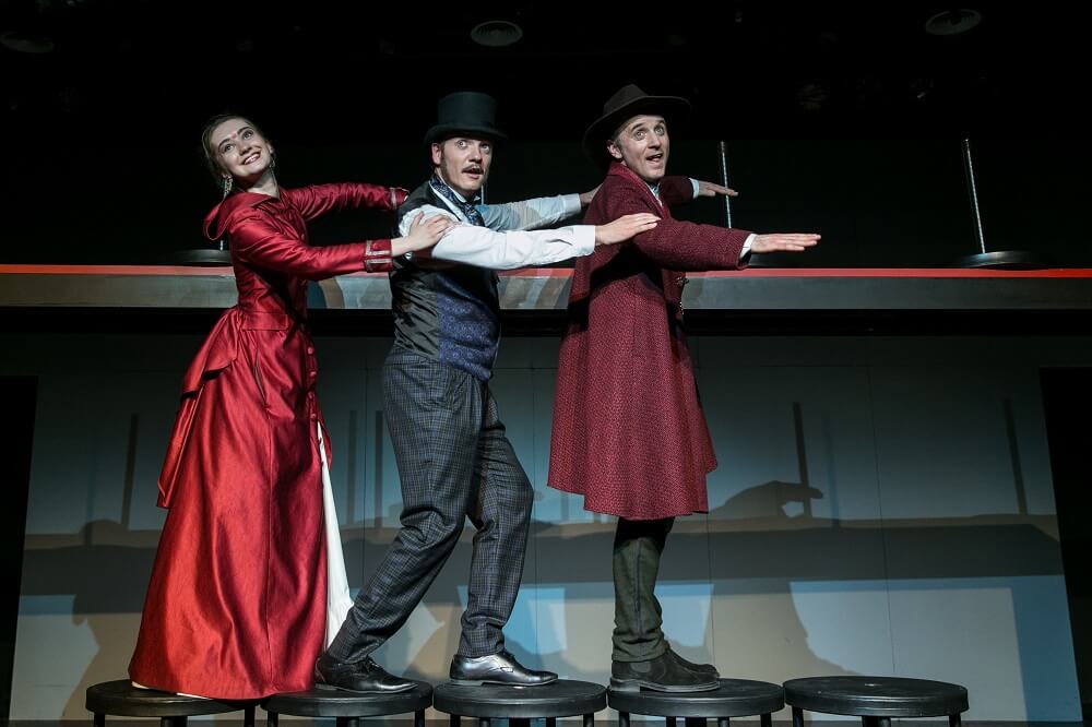 Skats no VDT izrādes "80 dienās apkārt zemeslodei" (2017, rež. V. Roziņš) // Foto - Matīss Markovskis