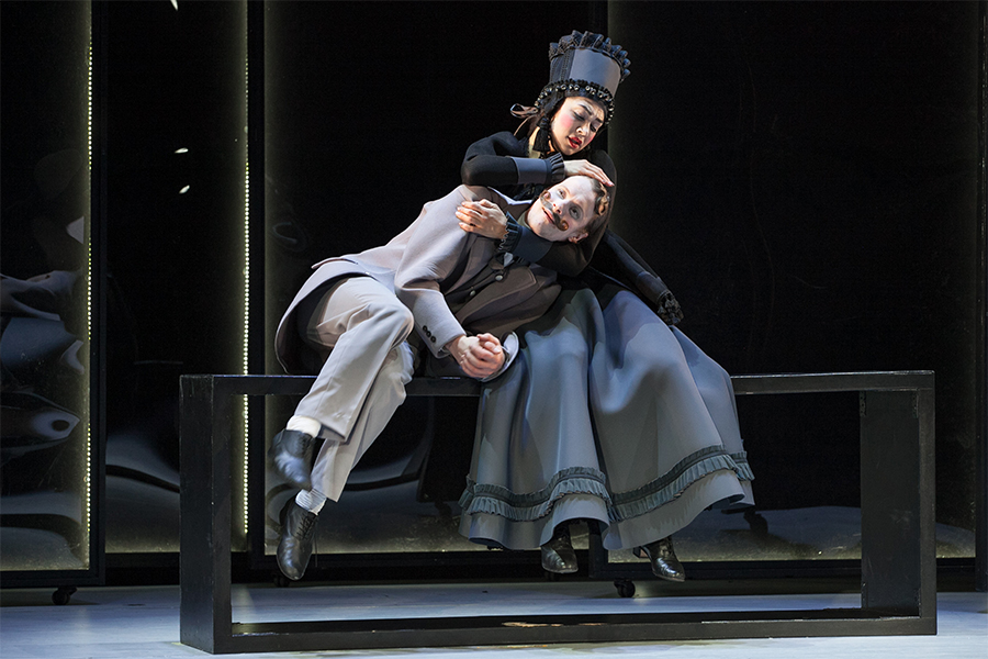 Skats no izrādes "Precības" (2017)  // Foto – Ziedonis Safronovs