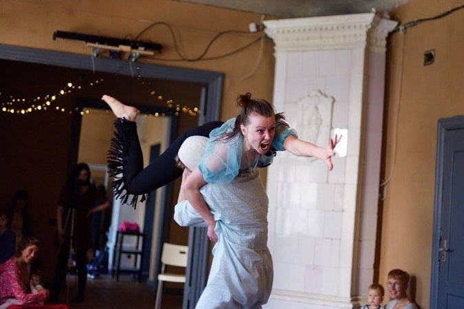 Skats no laikmetīgās dejas izrādes "Eksperiments ar apskāvienu" // Foto – Margarita Germane