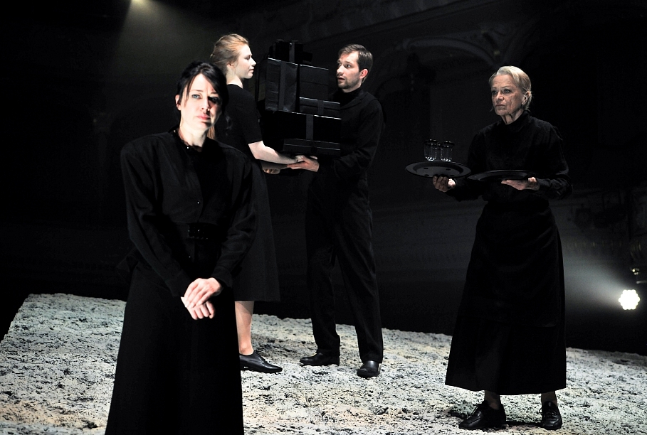 Skats no NT izrādes "Asins kāzas" // Foto – Kristaps Kalns