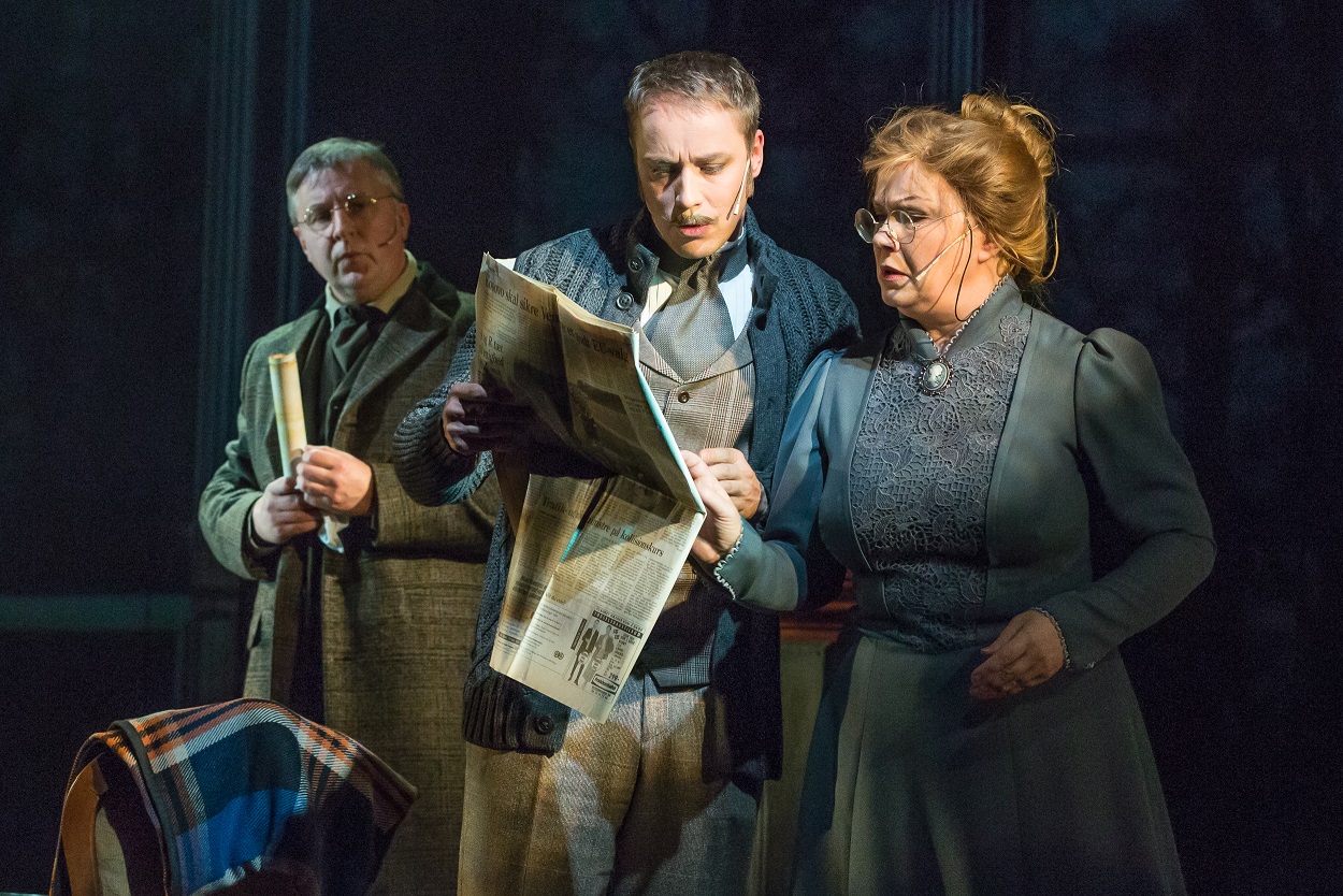 Skats no Nacionālā teātra izrādes "Bāskervilu leģenda" (rež. E. Freibergs) // Foto – Gunārs Janaitis