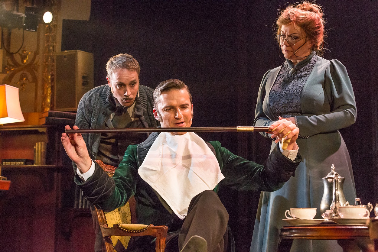 Doktors Vatsons – Ainārs Ančevskis, Šerloks Holmss – Egils Melbārdis, misis Hadsone – Dace Bonāte // Foto – Gunārs Janaitis