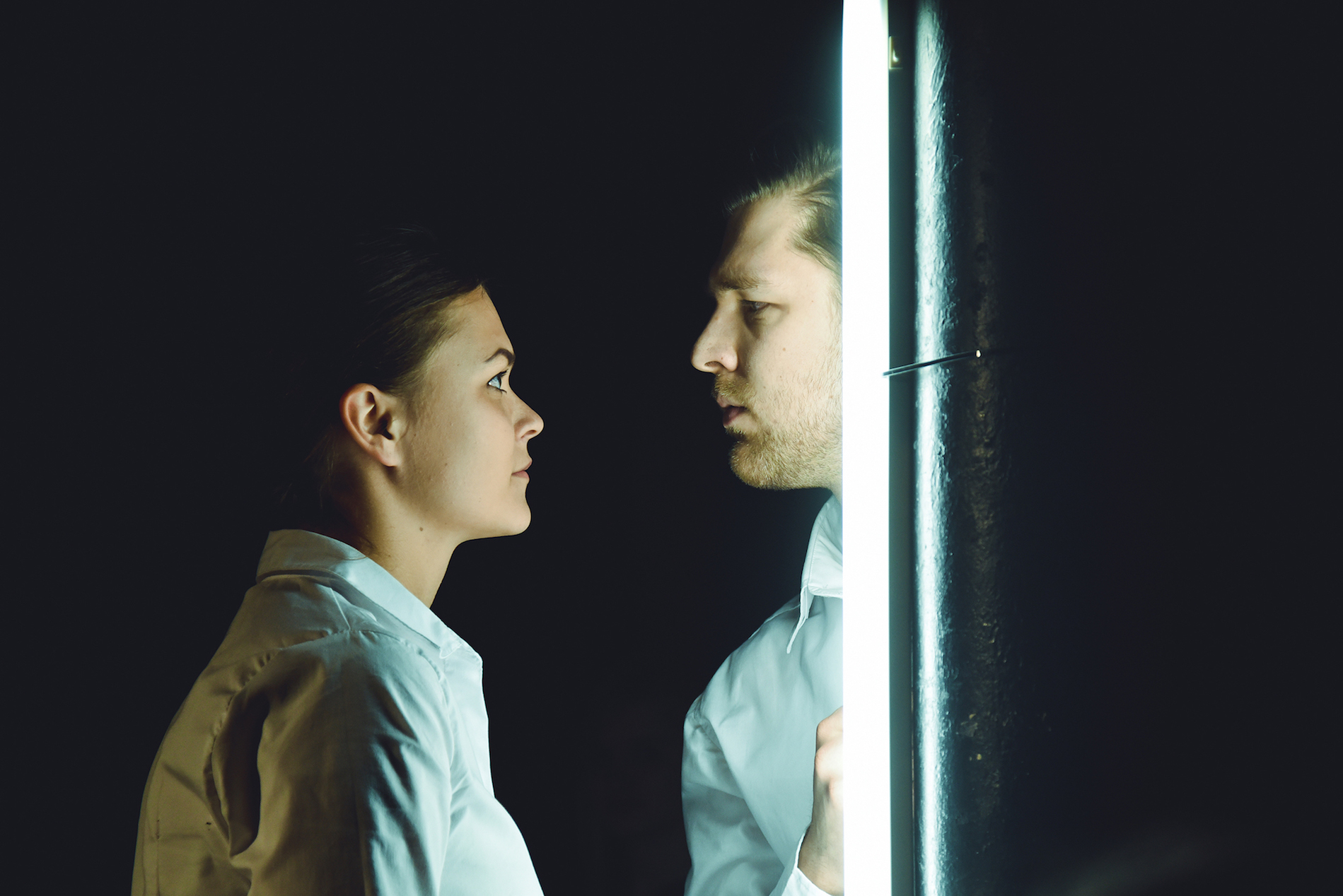 Ance Strazda un Āris Matesovičs izrādē "Būt nacionālistam" (2017) // Foto – Aivars Ivbulis