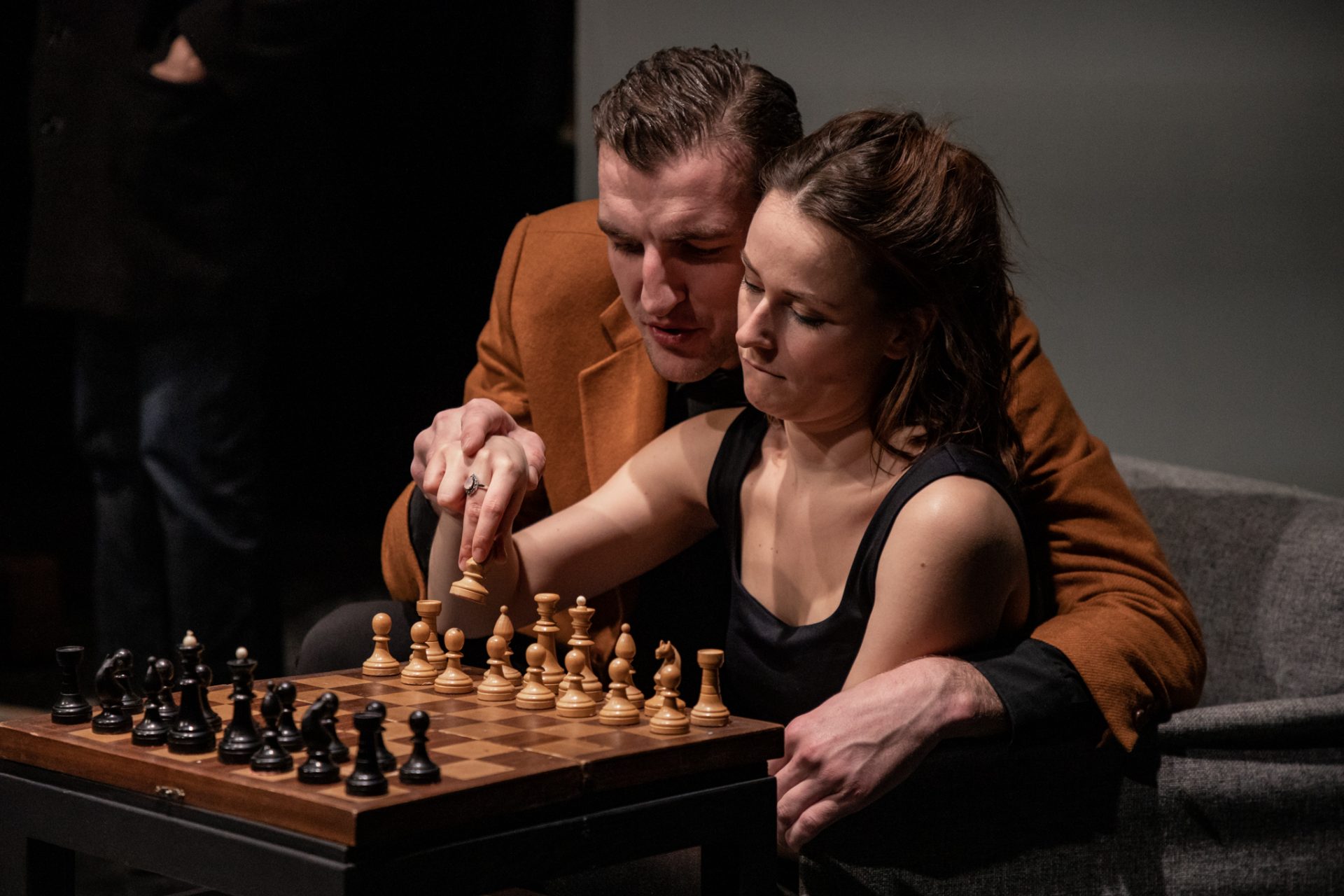 Skats no izrādes "Cietsirdīgās spēles" (2021, rež. D. Petrenko). Ņikita – Kārlis Artejevs, Neļa – Kintija Stūre // Foto – Justīne Grinberga 
