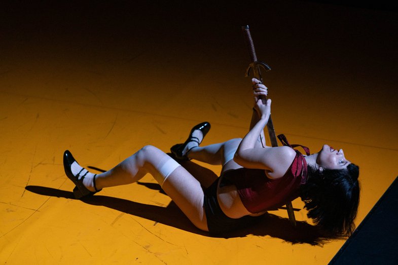 Skats no teātra kompānijas "Cara de Cavalo" iestudējuma ""Cadela Força" triloģija – nodaļa II: Brālība" (rež. Karolīna Bianki) // Foto – Mayra Azzi