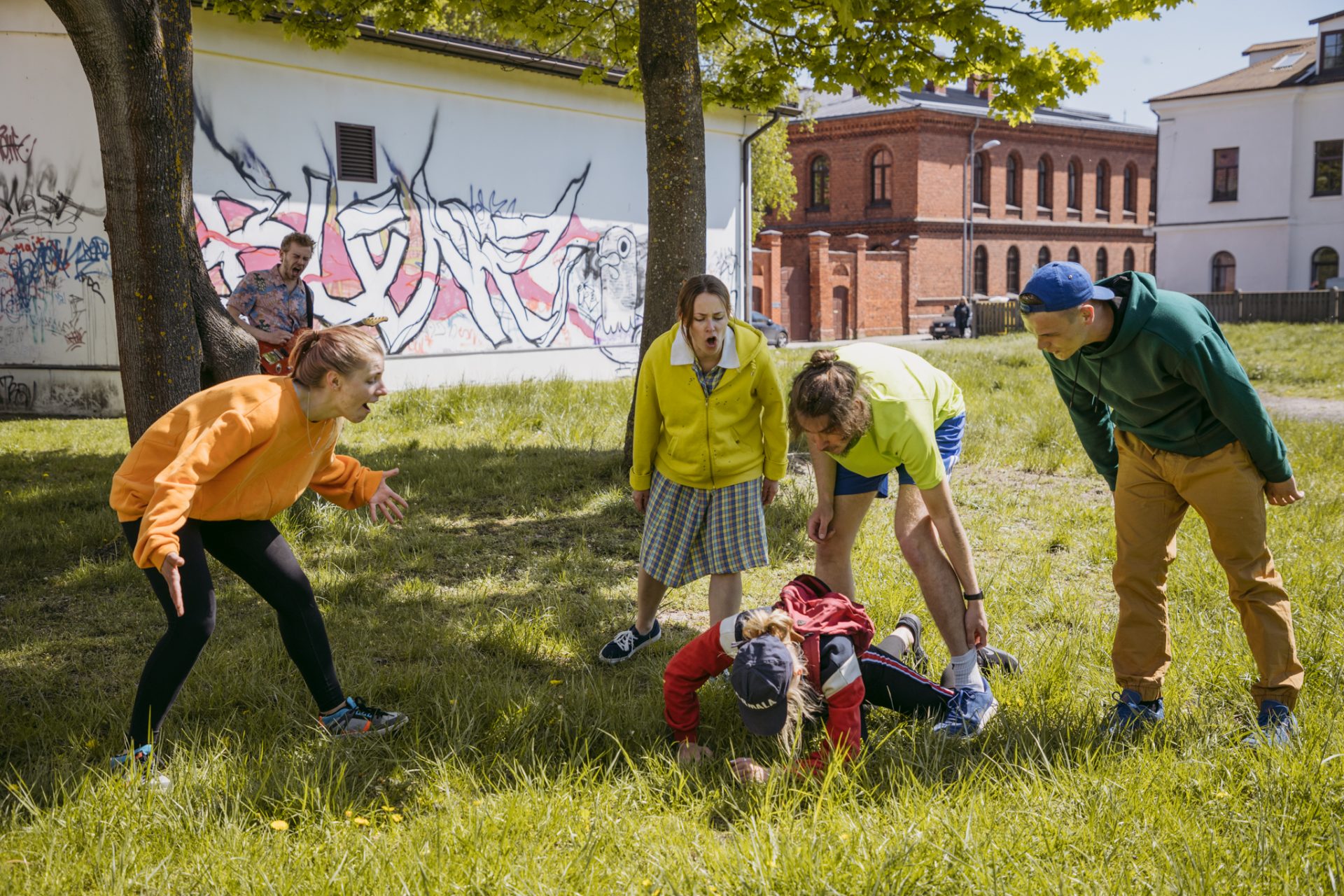 Skats no izrādes-pastaigas "Upe" (2021, rež., horeogr. K. Brīniņa ) // Foto – Justīne Grinberga 