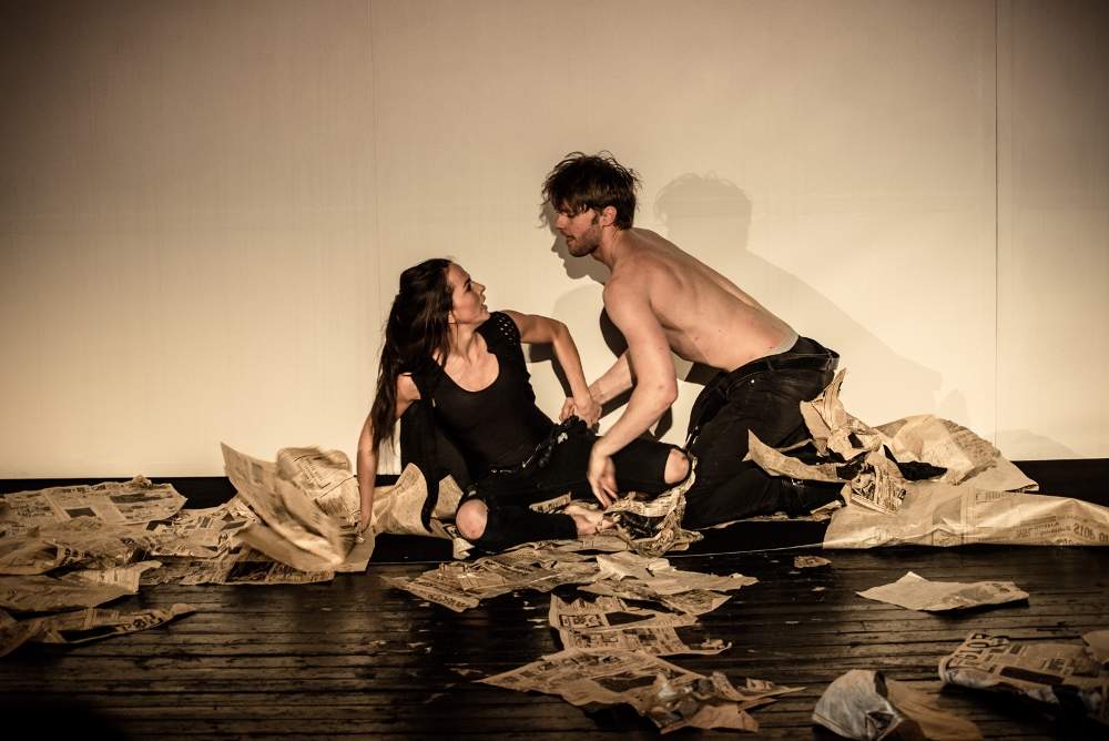 Skats no izrādes "Bonija un Klaids" (2016) // Foto – Daina Geidmane