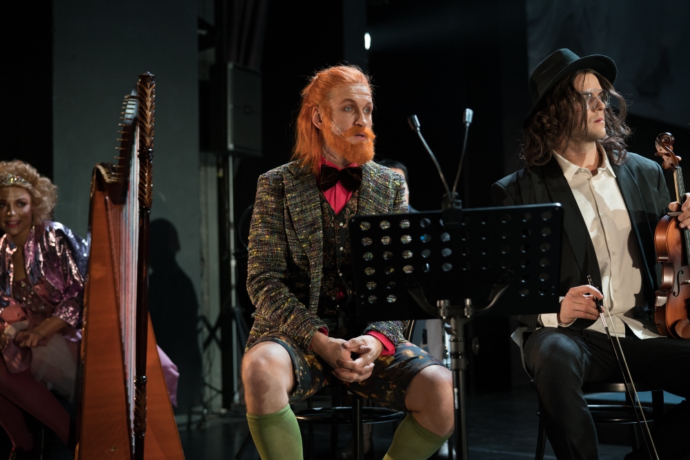 Skats no izrādes "Doriana Greja portrets". Centrā: Bazils – Intars Rešetins // Foto – Mārtiņš Vilkārsis