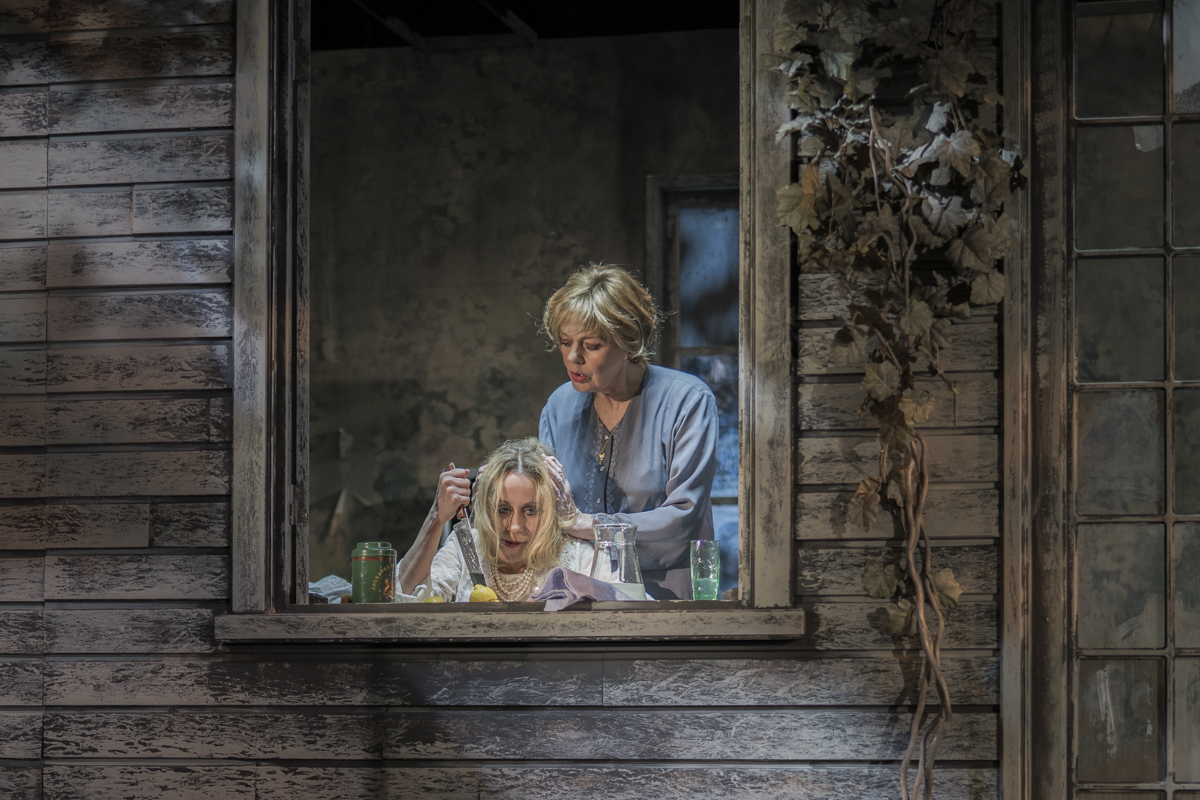 Beibe – Rēzija Kalniņa, Lenija – Mirdza Martinsone // Foto – Mārtiņš Vilkārsis