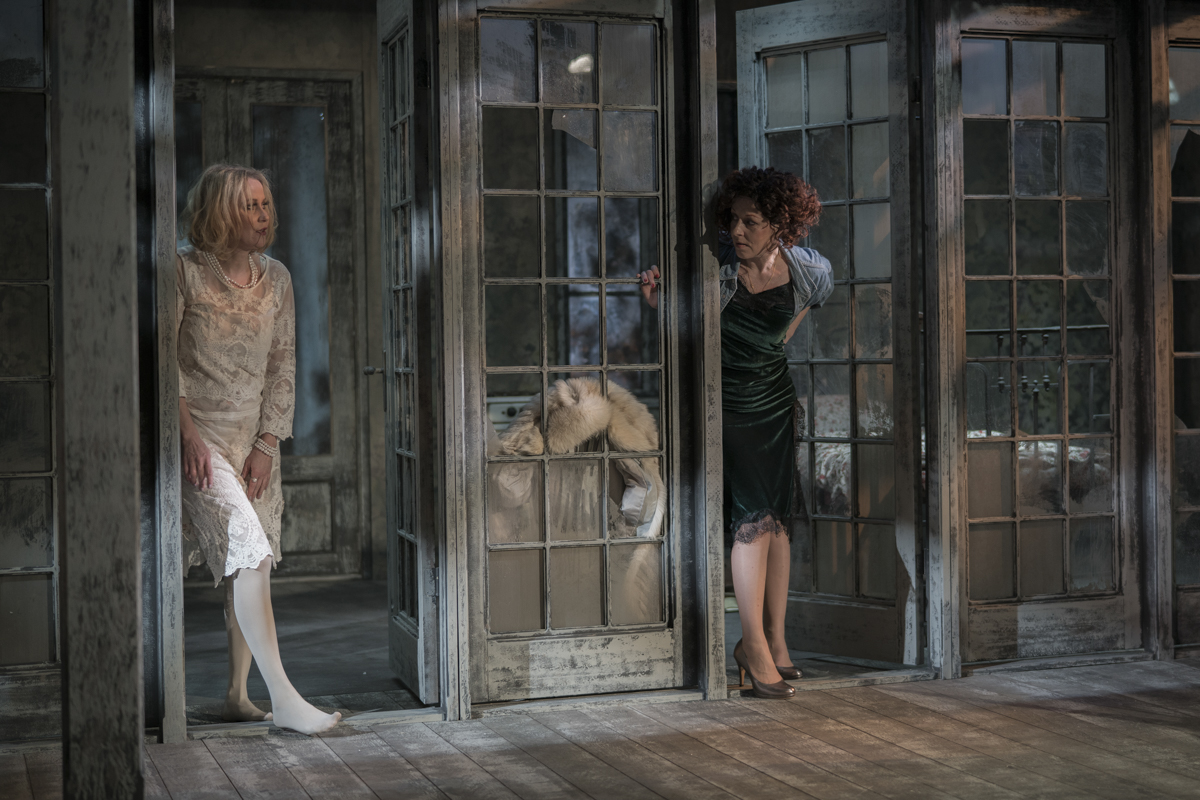 Beibe – Rēzija Kalniņa,  Mega – Vita Vārpiņa // Foto – Mārtiņš Vilkārsis