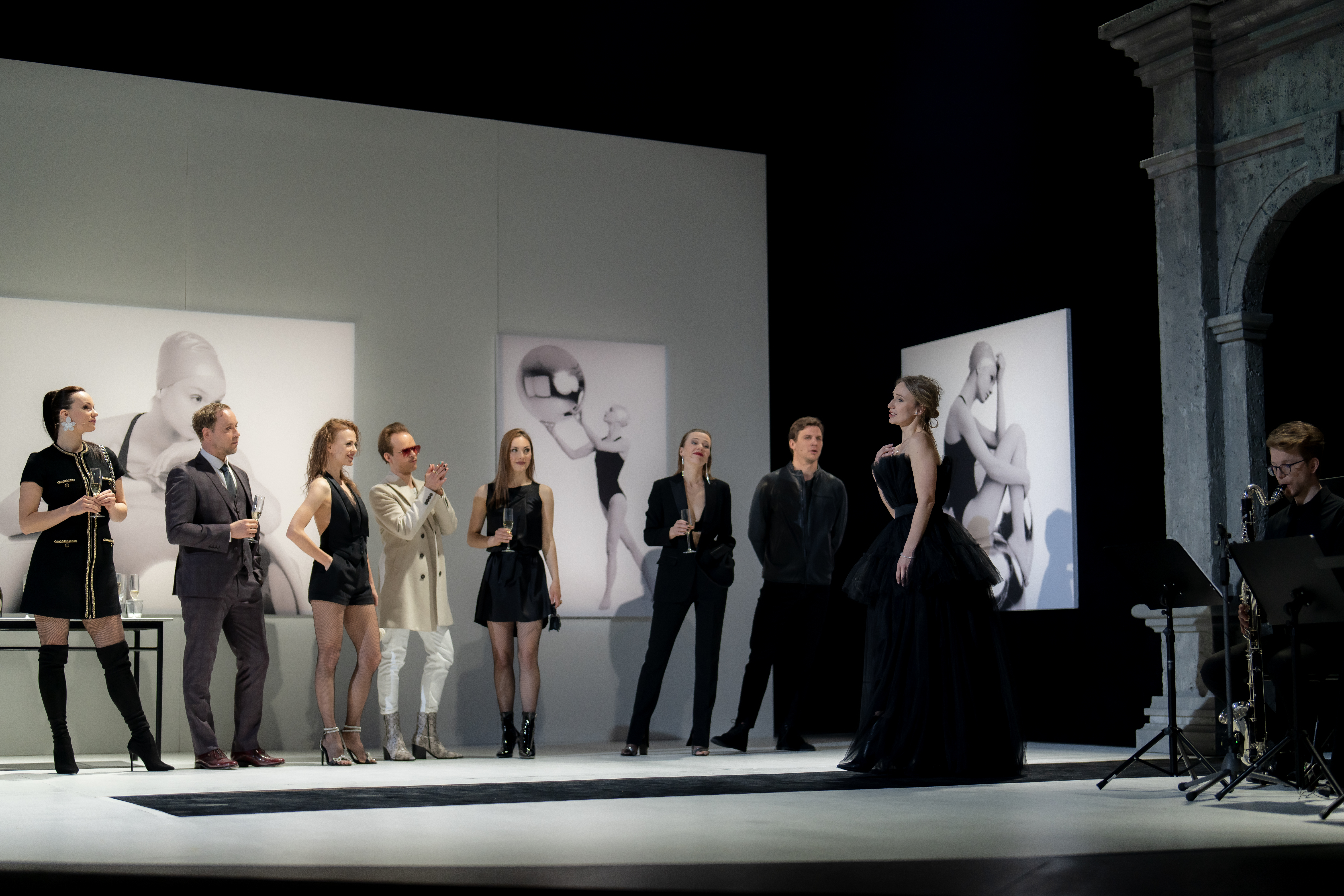 Skats no izrādes "La kritusī" // Foto – Mārtiņš Vilkārsis