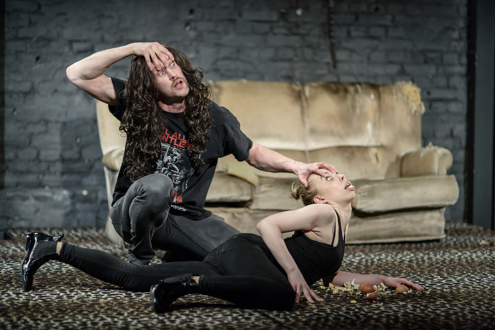 Skats no DDT izrādes "Zvērīgā mīla" (rež. Mārcis Lācis) // Foto – Jānis Amoliņš